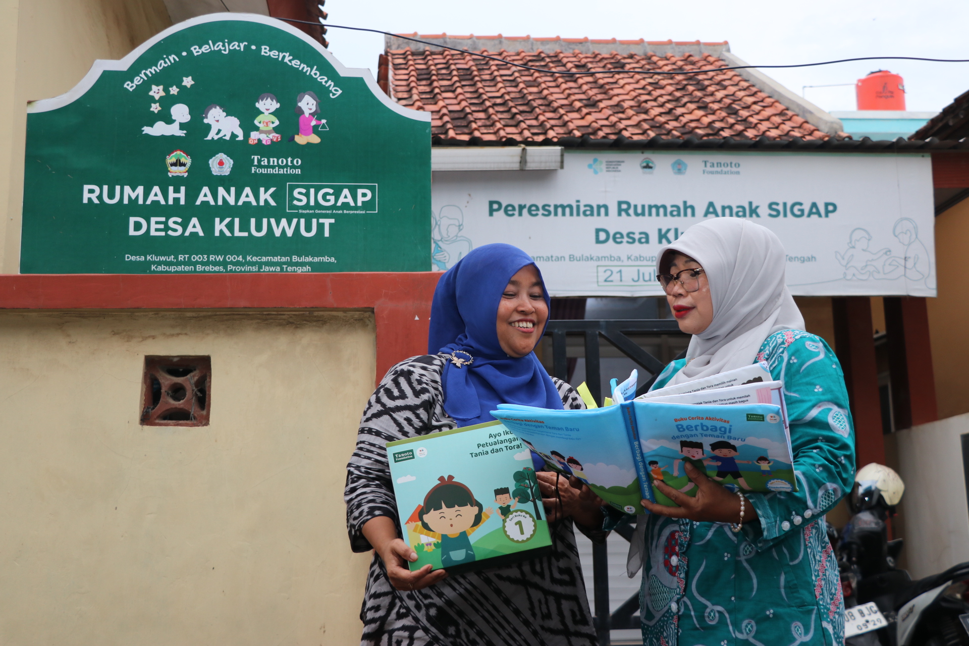 Ketua TPPS Desa Kluwut Muniroh (kanan) dan Koordinator Rumah Anak SIGAP Desa Kluwut Sri Yuliana (kiri) saat bercengkrama membahas penurunan stunting di Desa Kluwut dengan pola pengasuhan dan PMT.