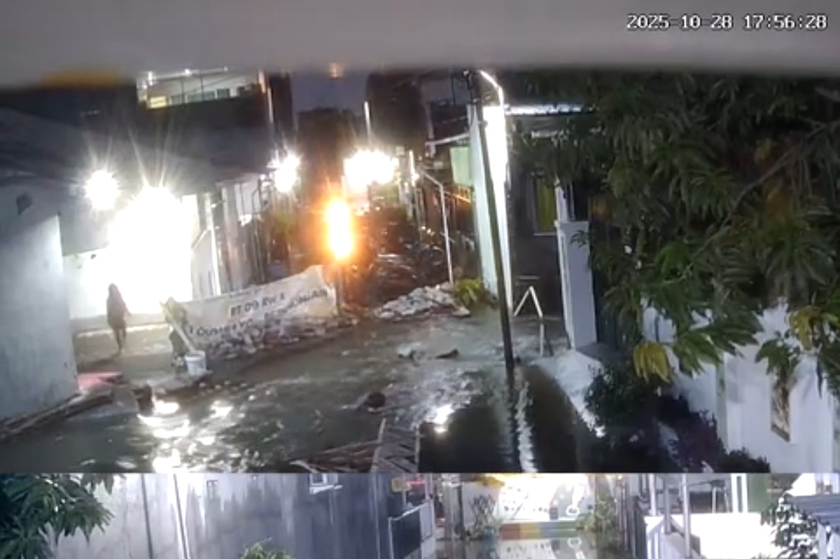 Korban yang masih dalam pencarian terekam cctv saat kejadian sebelum hanyut