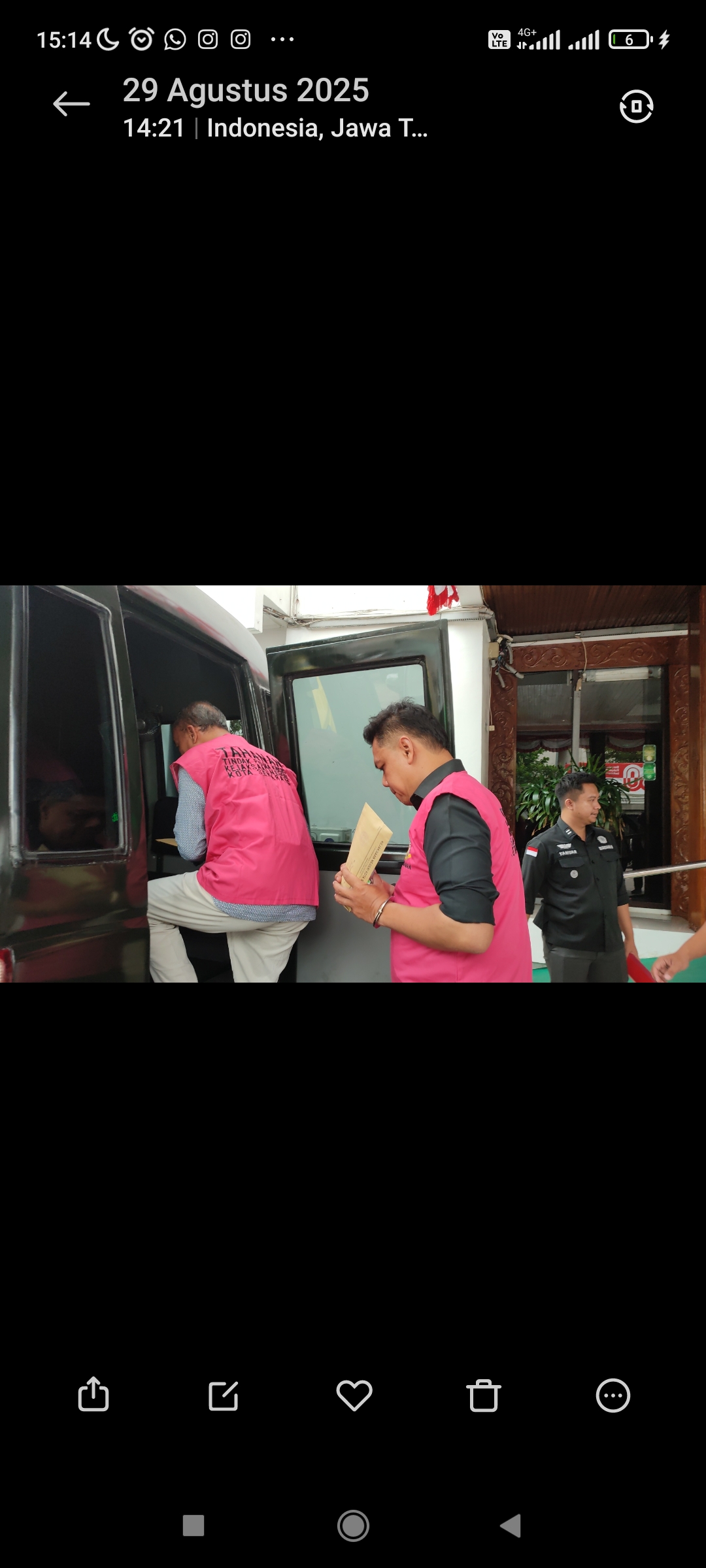 Enam tersangka kasus korupsi di Perusahaan Umum Daerah (Perumda) Bank Pasar Kota Semarang saat ditahan Kejari Kota Semarang, Jumat (29/8/2025).