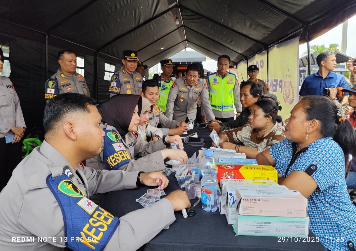 Kapolda Jateng mengecek posko kesehatan dan berinteraksi dengan warga terdampak banjir