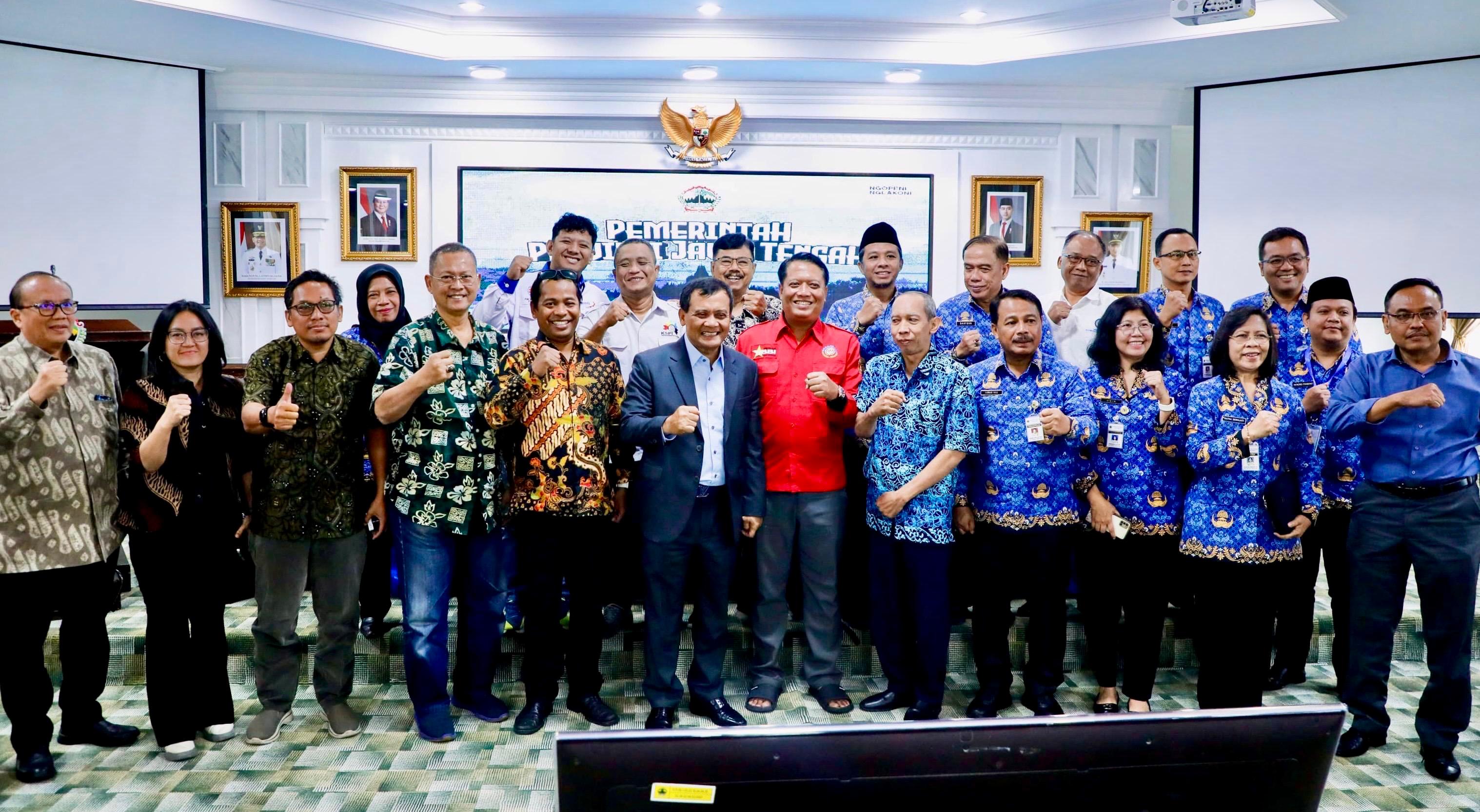 Gubernur Jawa Tengah, Ahmad Luthfi mengumpulkan Dewan Pengupahan, Lembaga Kerja Sama (LKS) Tripartit, dan Satuan Tugas (Satgas) Pemutusan Hubungan Kerja (PHK) Provinsi Jawa Tengah