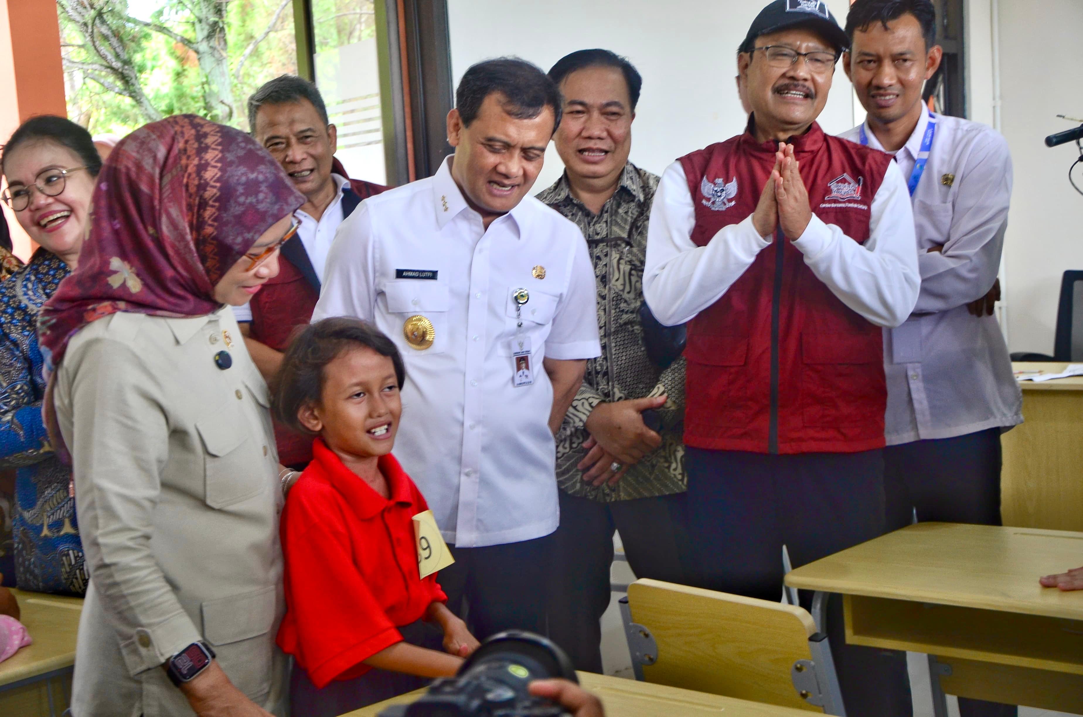 Ahmad Luthfi  mendampingi Menteri Sosial Syaifullah Yusuf dan Menteri PAN-RB Rini Widyantini meninjau SRT 45 Semarang, Rabu, 29 Oktober 2025.