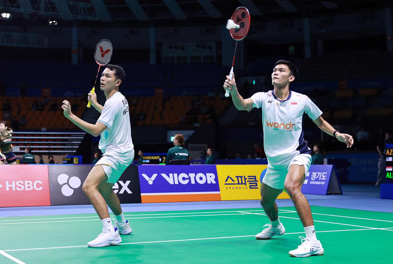 Unggulan kelima Fajar Alfian/Muhammad Shohibul Fikri mengamankan tiket ke babak perempatfinal usai menang rubber game 21-17, 16-21, 21-13 atas wakil Jerman, Bjarne Geiss/Jones Ralfy Jansen.
