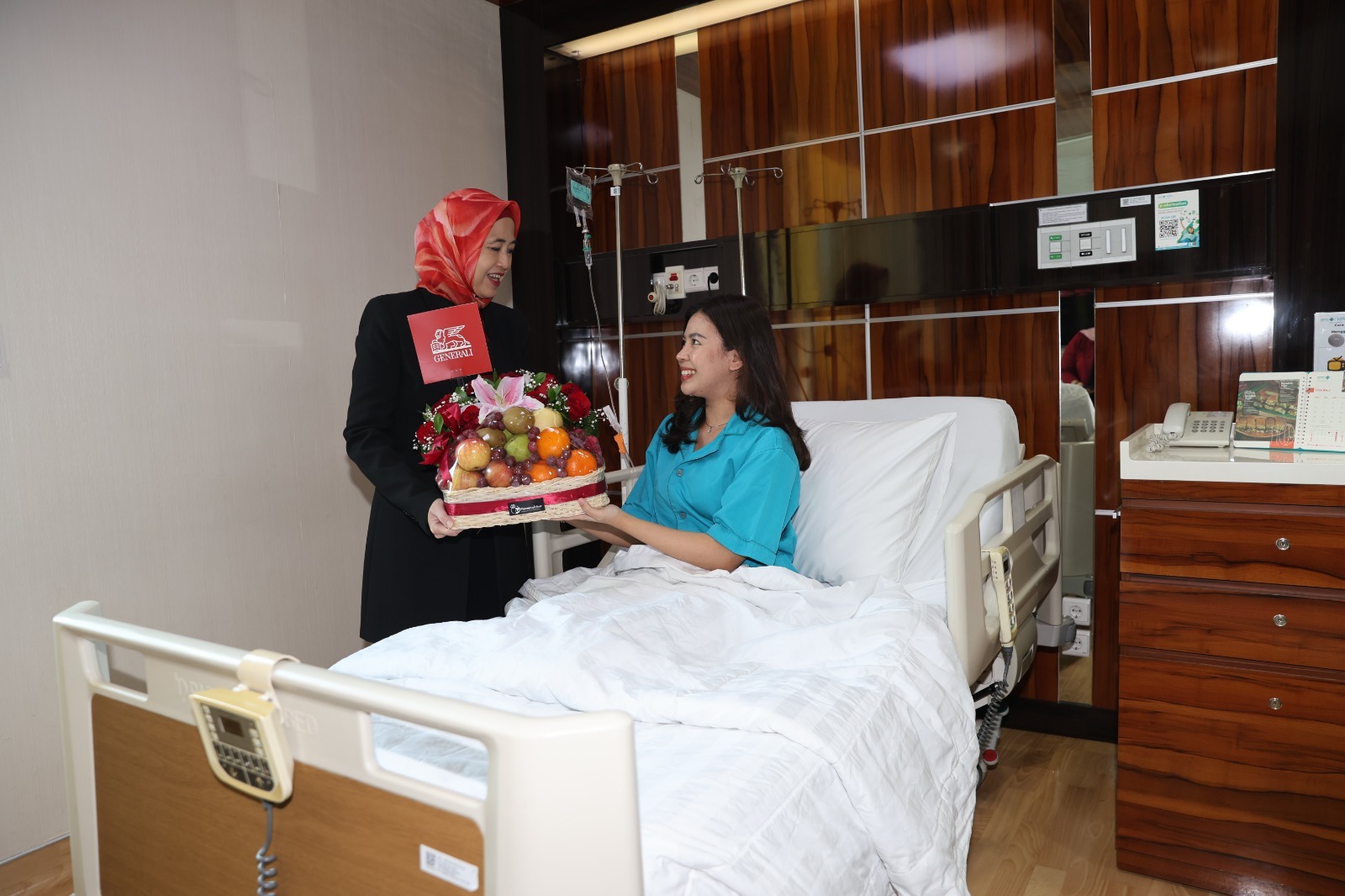 Generali Indonesia luncurkan GEN QuickDischarge, Operation Group Head Generali Indonesia Suzwamela Zawawi memberikan bingkisan kepada pasien RS EMC Grha Kedoya yang sedang menjalani perawatan.