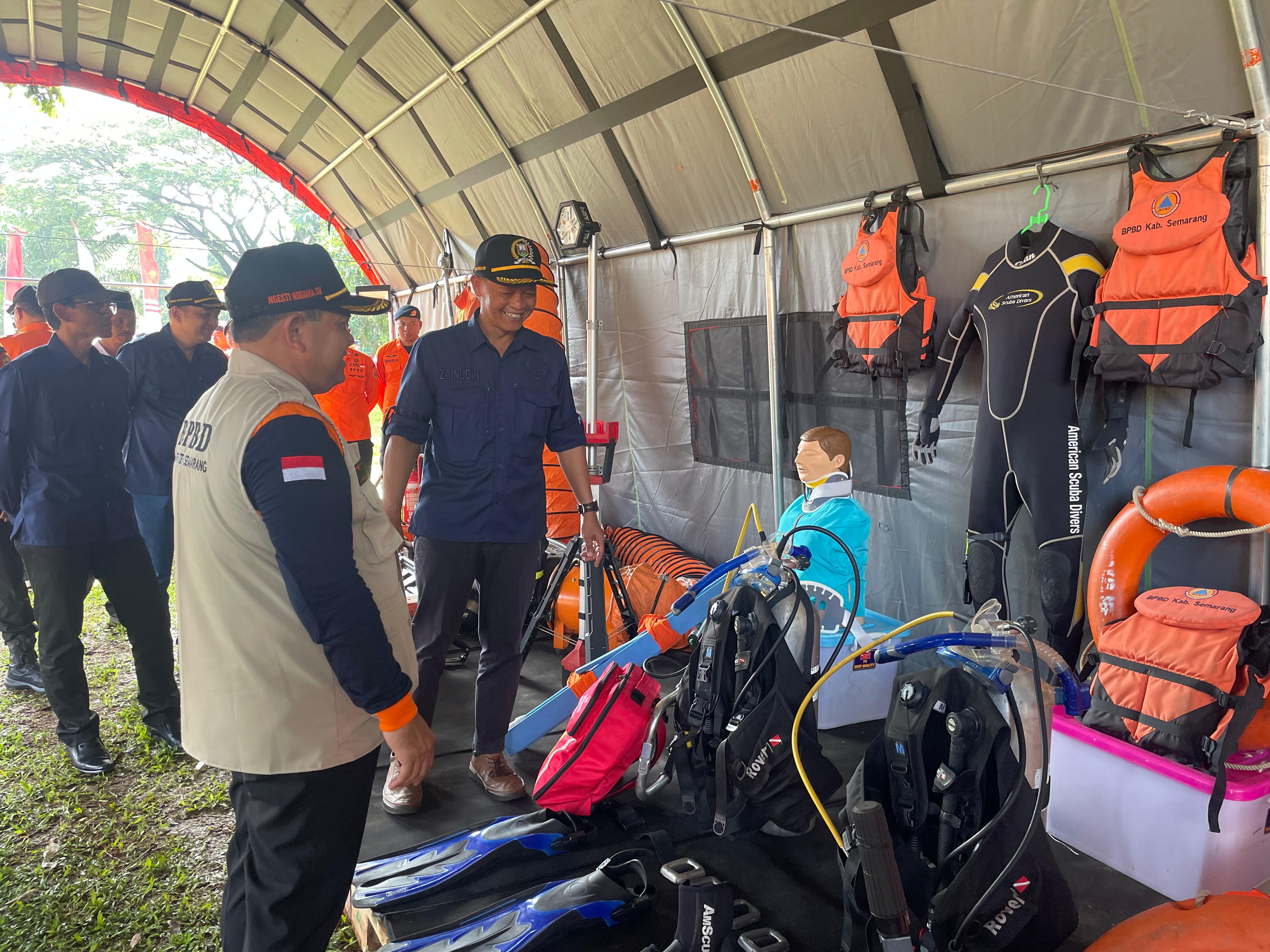 Bupati Semarang Ngesti Nugraha saat lakukan pengecekan alat Bandan Penanggulangan Bencana Daerah Kabupaten Semarang di Alun-alun Bung Karno Kalirejo Ungaran Timur. Maria Novena/Jawa Pos Radar Semarang