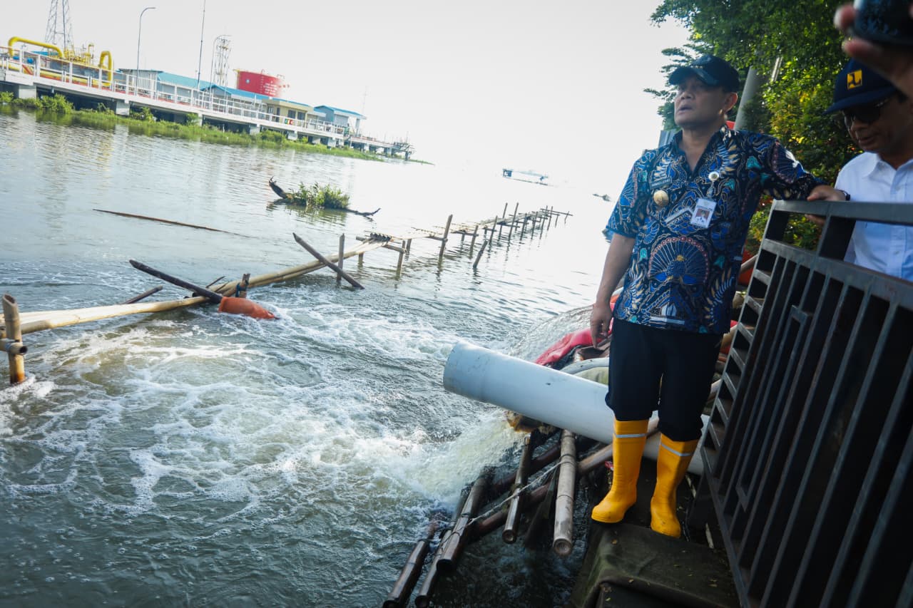 *Percepat Penanganan Banjir Semarang-Demak, Gubernur Ahmad Luthfi Minta Optimalisasi Pompa*  SEMARANG &ndash; Guna mempercepat penanganan banjir yang melanda pantura Kota Semarang dan Kabupaten Demak, Guber