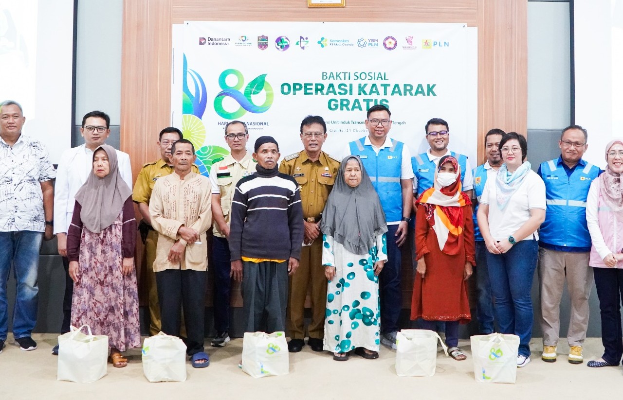 HARI LISTRIK NASIONAL : PLN UIT JBT bersama YBM PLN UIT JBT, Srikandi PLN UIT JBT, serta PIKK PLN UIT JBT menyambut HLN ke-80 di RSUD Ciamis pada Selasa (21/10/2025).
