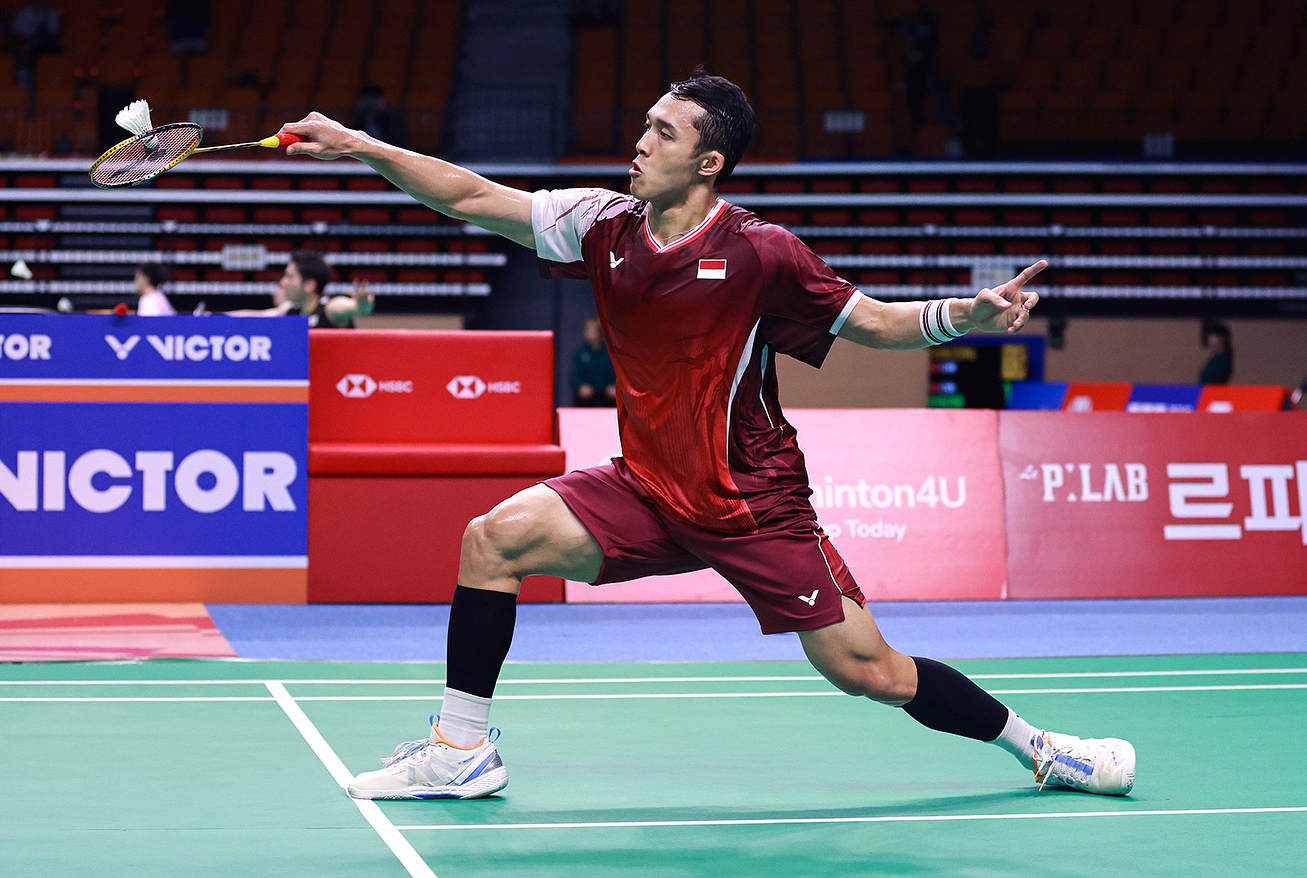 Unggulan kedua Jonatan Christie harus bekerja keras untuk mengalahkan wakil Taiwan, Chi Yu Jen dengan skor 19-21, 21-11, 21-14 dan melaju ke babak 8 besar Hylo Open 2025.