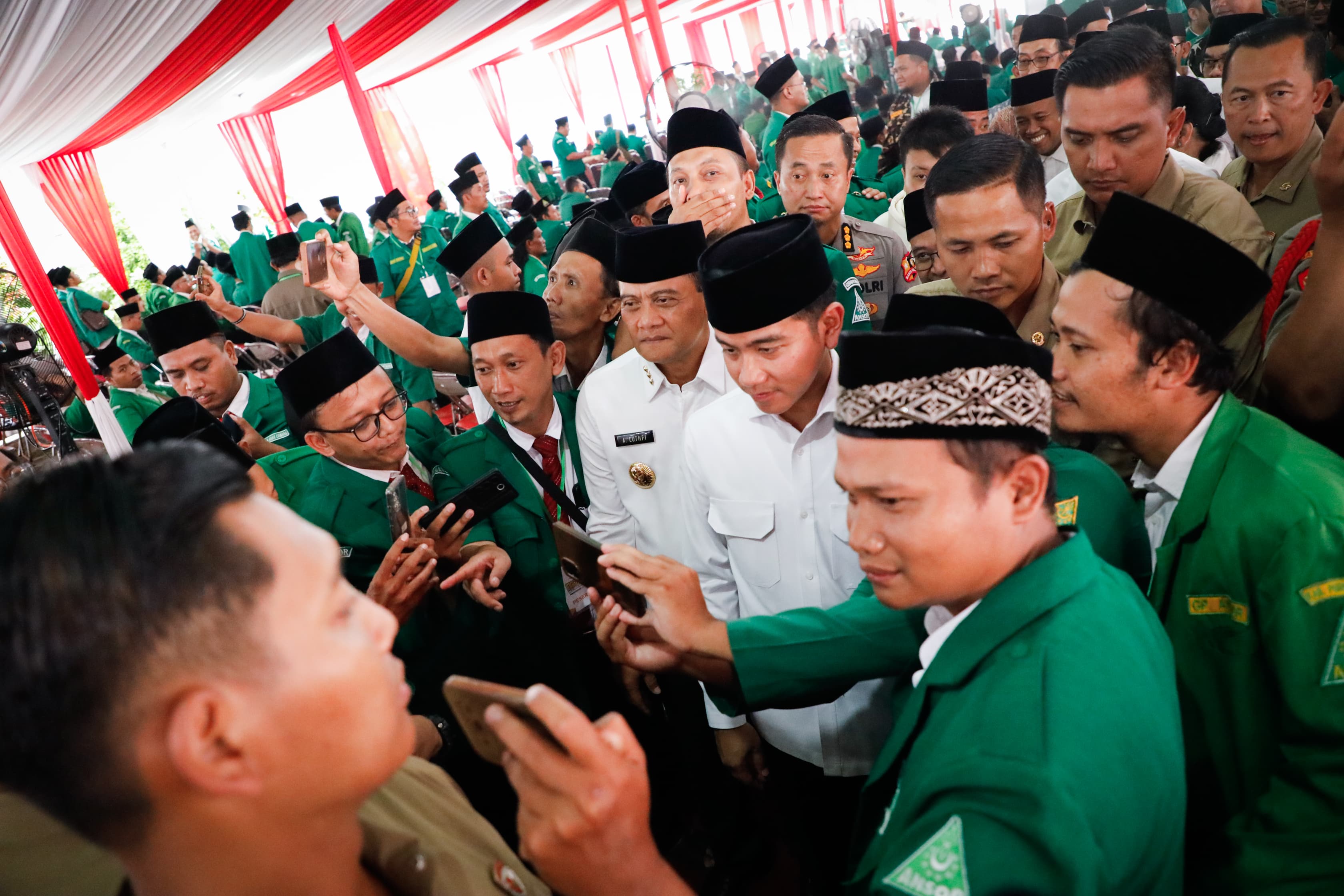 Wakil Presiden RI Gibran Rakabuming Raka didampingi Gubernur Jawa Tengah Ahmad Luthfi menghadiri pengukuhan Pengurus Pimpinan Wilayah Gerakan Pemuda (GP) Ansor Jawa Tengah masa khidmat 2025-2029