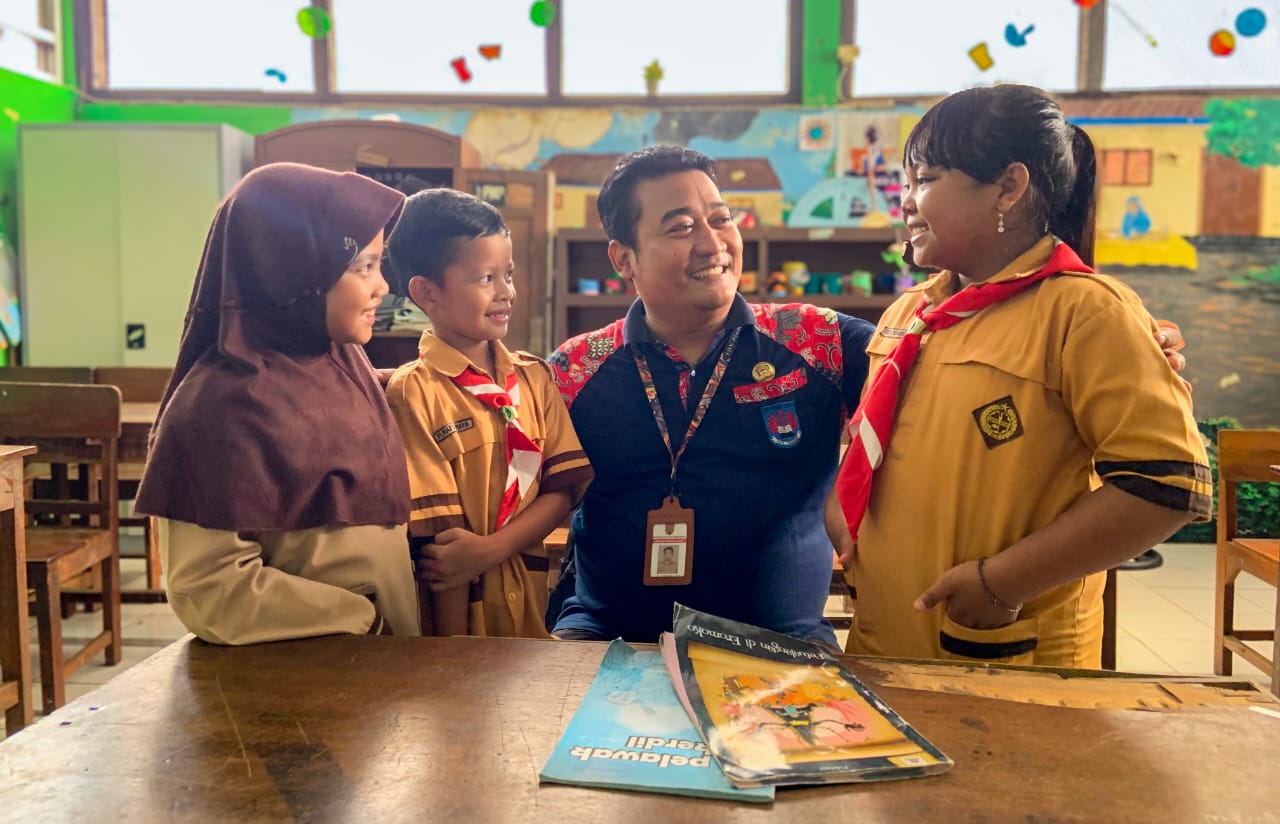 Fasilitator Program PINTAR Tanoto Foundation Susilo Adi Saputro, S.Pd., bersama dengan peserta didiknya di SDN Pandean Lamper 03 Semarang.