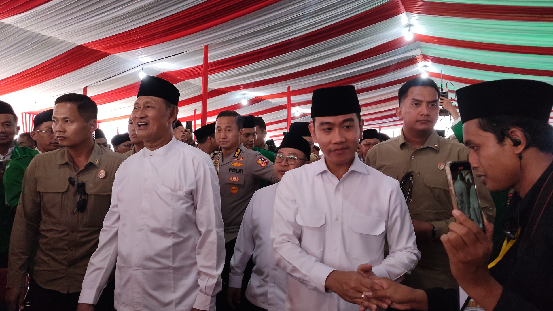 Wakil Presiden Gibran Rakabuming Raka saat menghadiri pelantikan PW Gerakan Pemuda (GP) Ansor Jawa Tengah periode 2025-2029 berlangsung di Ponpes Assodiqiyah, Kota Semarang, Minggu (2/11/2025).