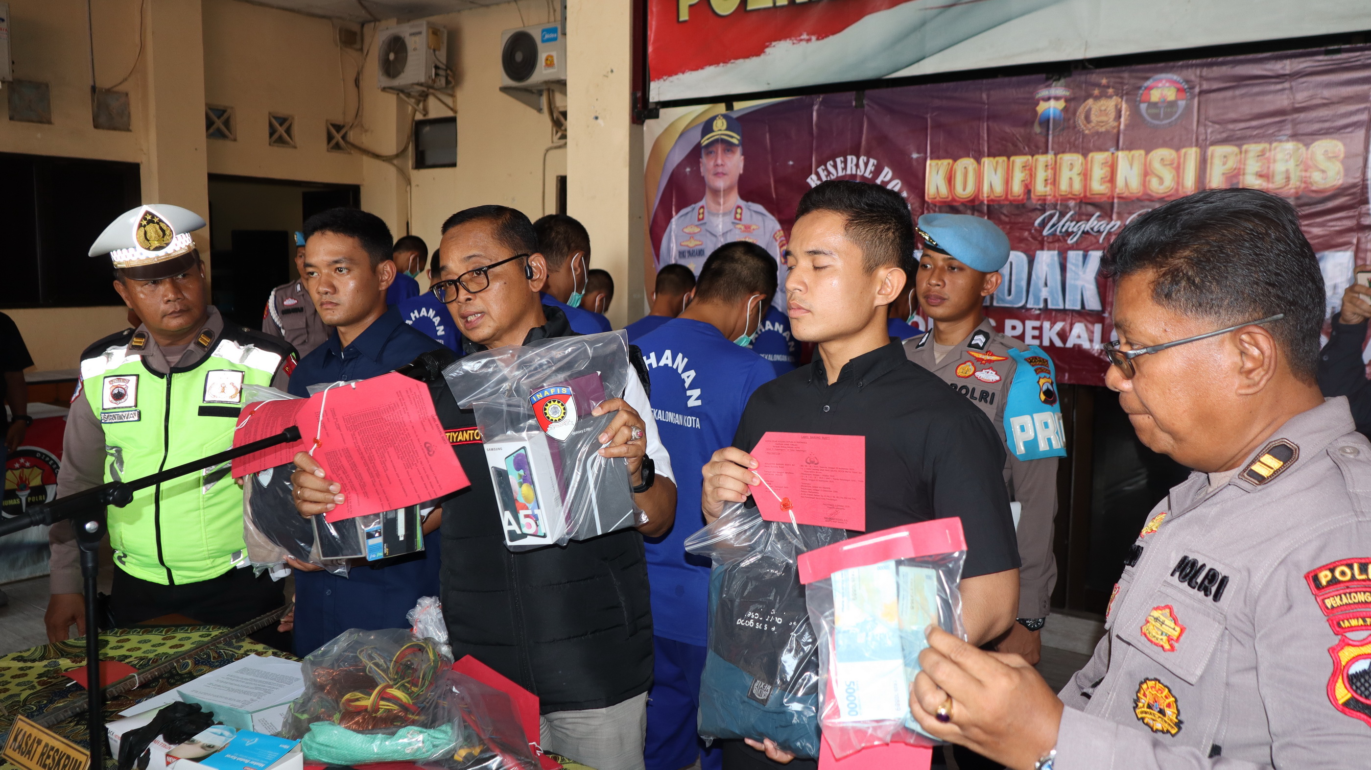 TUNJUKKAN &ndash; Tim Polres Pekalongan Kota menunjukan barang bukti pencurian di gerbong kereta api, yang pelaukan warga Kota Pekalongan.