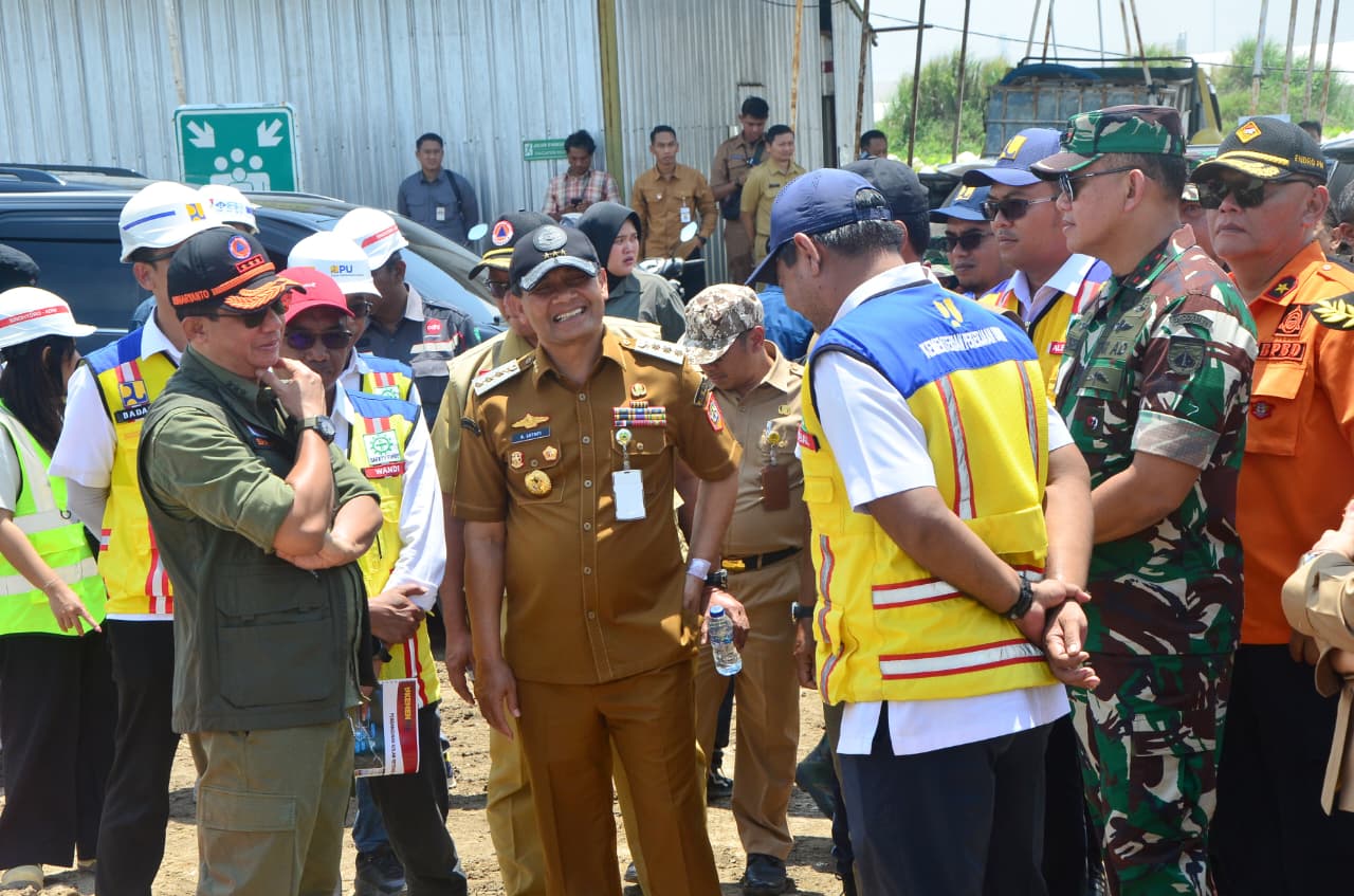 Gubernur Jawa Tengah Ahmad Luthfi bersama Kepala Badan Nasional Penanggulangan Bencana (BNPB) Suharyanto meninjau langsung rumah pompa Sringin dan Kolam Retensi Terboyo Kota Semarang, Senin 3 November