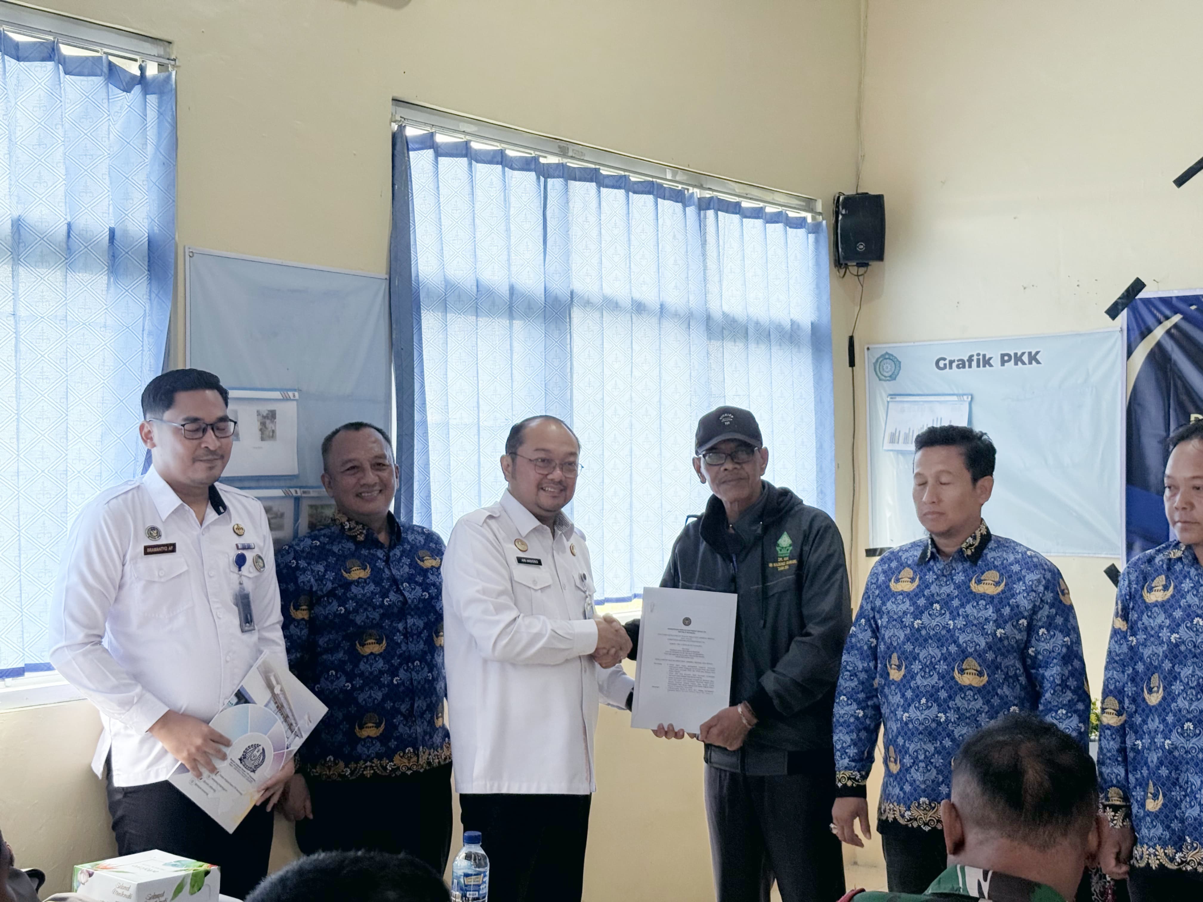 Kepala Kantor Imigrasi Kelas I Khusus TPI Semarang, Ari Widodo saat menetapkan Desa Binaan Imigrasi di Kabupaten Kendal.