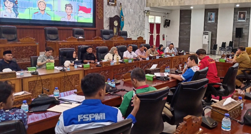 AUDIENSI : DPRD Kota Semarang, ketika melakukan audiensi dengan perwakilan buruh di ruang paripurna