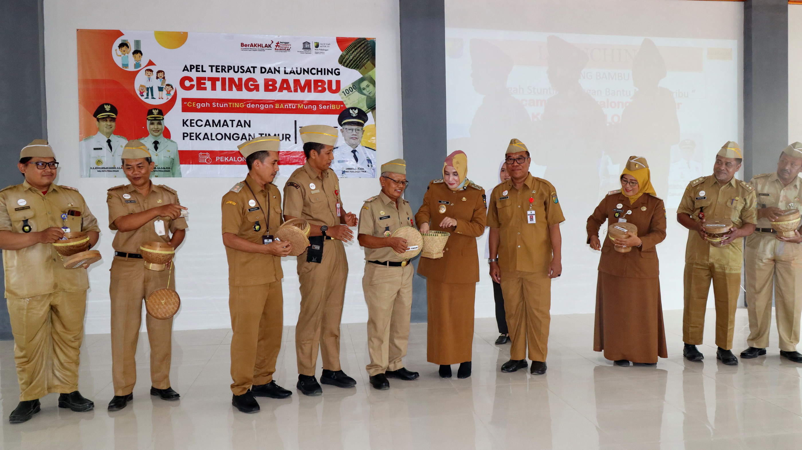 RESMIKAN -&nbsp;Wakil Walikota Pekalongan, Hj&nbsp; Balgis Diab, Camat Darminto dan jajaran saat resmikan program Ceting Bambu, di aula Kecamatan Timur, Senin (3/11/2025).