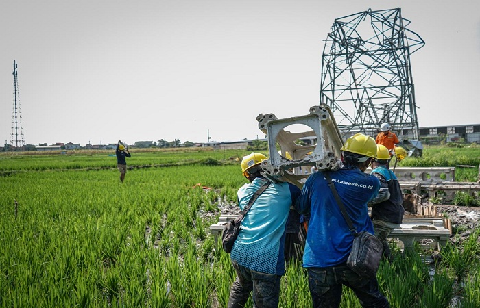JAGA KEANDALAN LISTRIK : Tim Tanggap Darurat Tower Roboh PT PLN (Persero) UPT Salatiga, PLN UIT JBT sukses energize tower emergency jalur SUTT Pedan&ndash;Klaten.