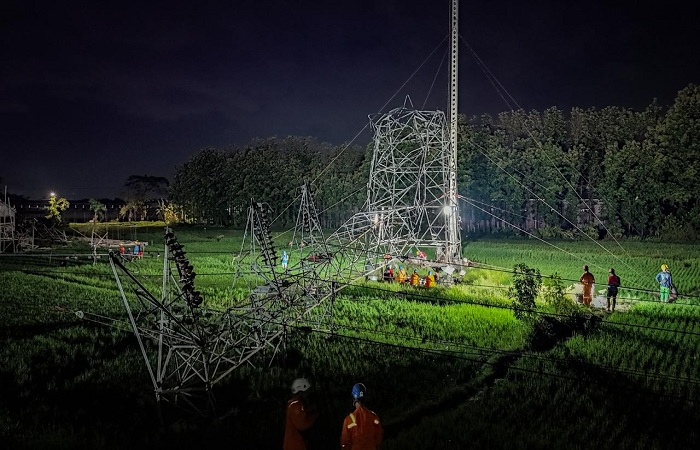 JAGA KEANDALAN LISTRIK : Tim Tanggap Darurat Tower Roboh PT PLN (Persero) UPT Salatiga, PLN UIT JBT sukses energize tower emergency jalur SUTT Pedan&ndash;Klaten.