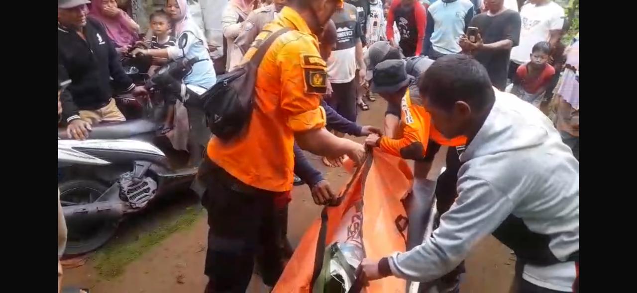 Petugas mengevakuasi korban hanyut mahasiswa UIN Walisongo Semarang.