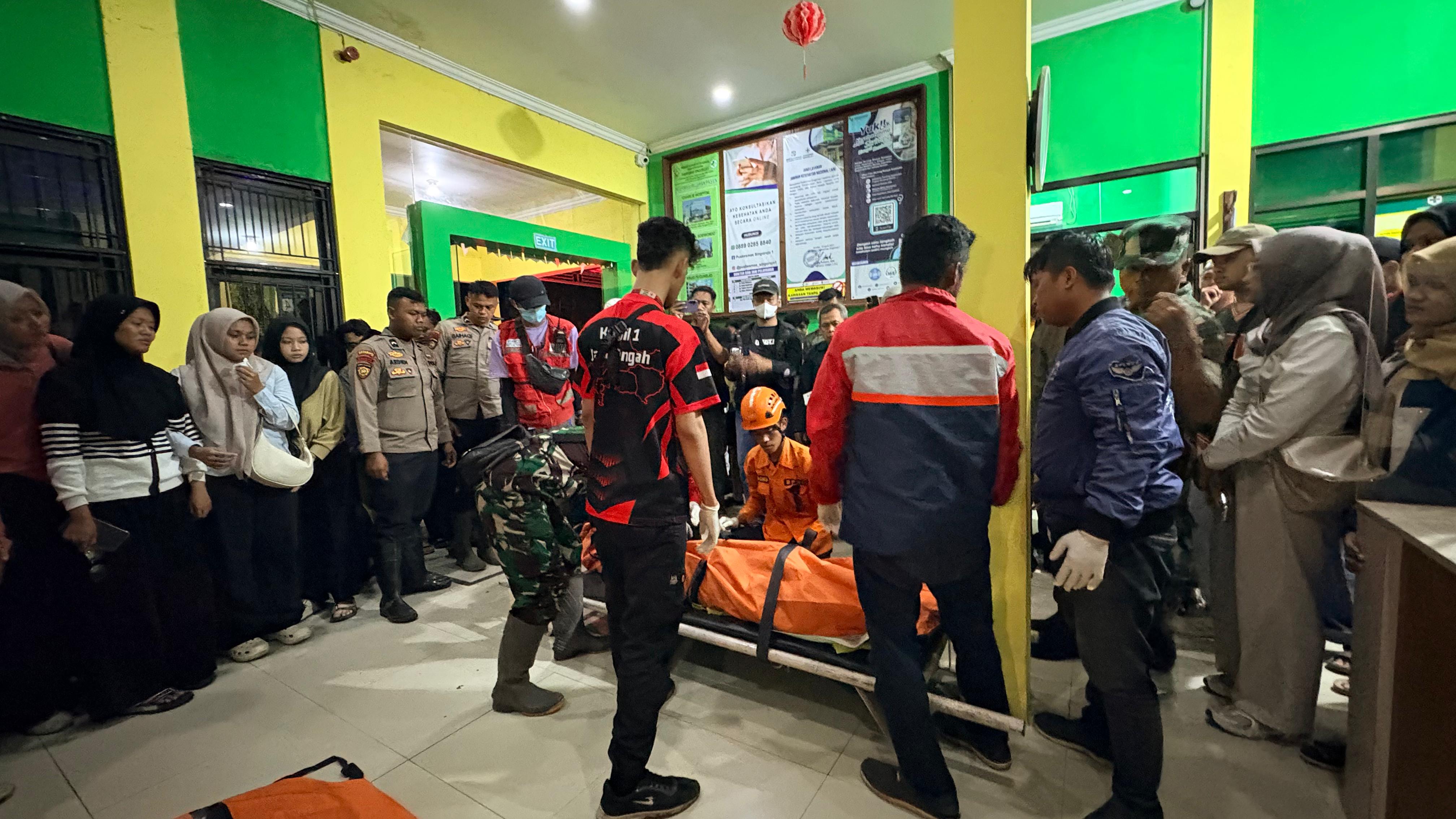 Pencarian mahasiswa UIN Walisongo Semarang yang hanyut di Sungai Jalinggo, Singorojo, Selasa (4/11/2025), untuk sementara dihentikan.(Budi Setiyawan/Jawa Pos Radar Semarang)