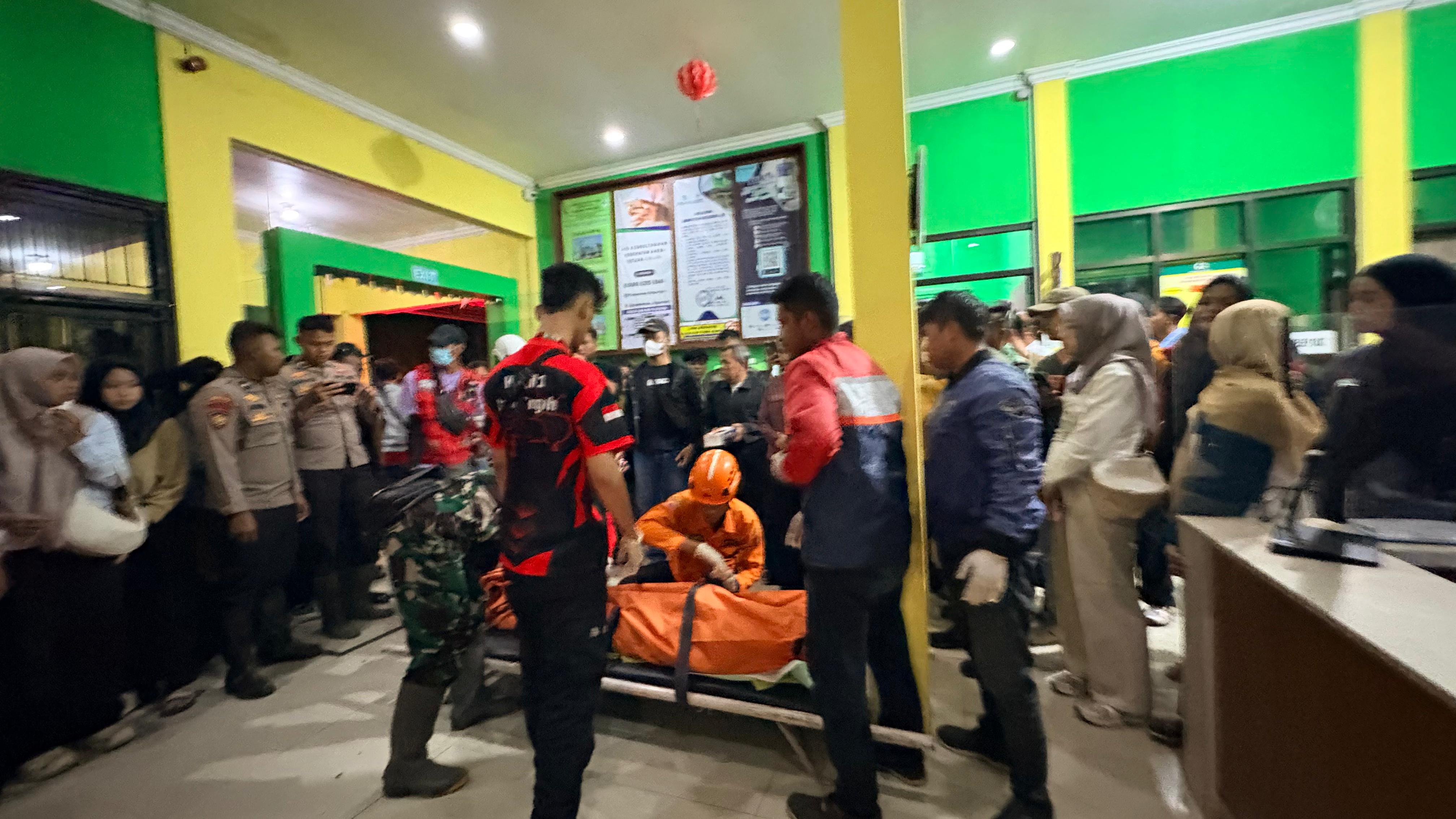 Tragedi menimpa 6 mahasiswa UIN Walisongo Semarang yang hanyut saat bermain air di kawasan wisata Tubing Jalinggo. (Budi Setiyawan/Jawa Pos Radar Semarang)