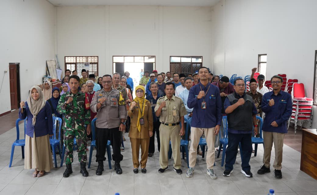 Sosialisasi peningkatan kewaspadaan masyarakat Desa Ngampin, Kecamatan Ambarawa, dalam beraktivitas di sekitar jalur SUTT 150 kV.