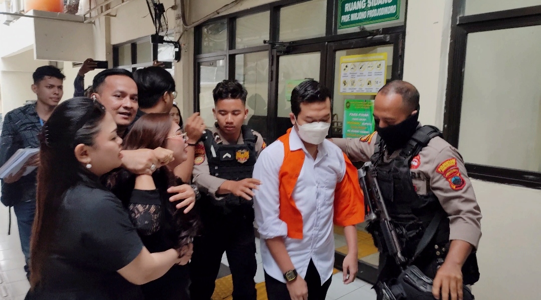 Ibu korban bayi usia dua bulan, Dina Julia Pratami (baju hitam) mengamuk pada Terdakwa Brigadir Ade Kurniawan di Pengadilan Negeri Semarang, Selasa (4/10/2025).