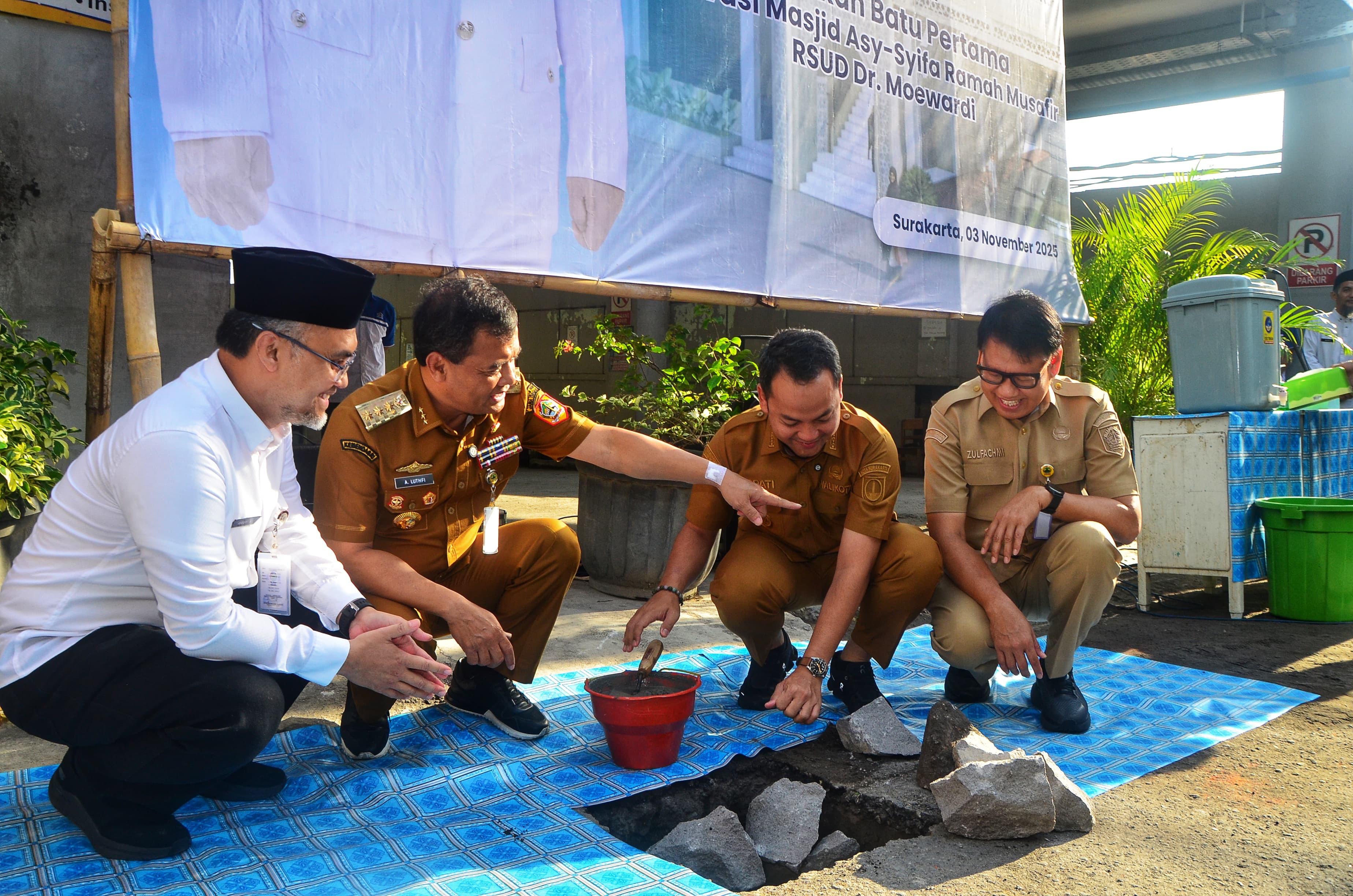 Gubernur Jawa Tengah, Ahmad Luthfi melakukan batu pertama pada renovasi Masjid Asy Syifa Rumah Sakit Umum Daerah (RSUD) Dr. Moewardi Kota Surakarta.