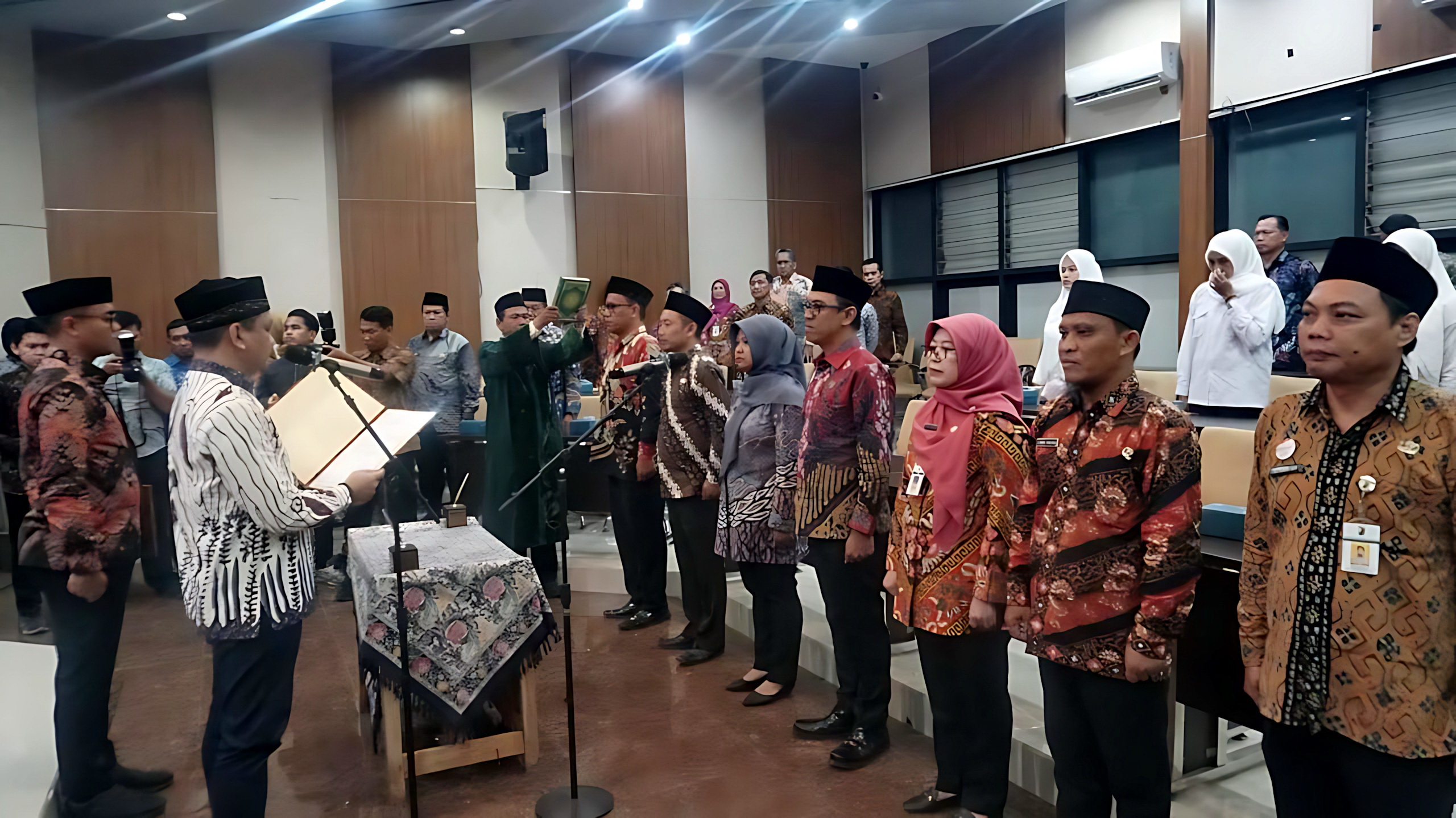 PELANTIKAN - Sejumlah ASN Kota Pekalongan yang menduduki jabatan baru, dilantik pada Senin malam (3/11/2025), oleh Wali Kota Pekalongan HA Afzan Arslan Djunaid.