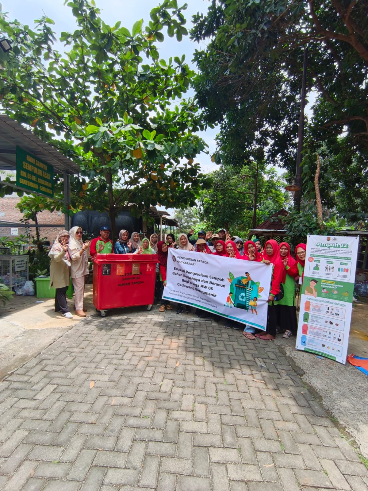 Progam Doktor Ilmu Lingkungan Undip melaksanakan edukasi pengelolaan sampah B3 di Kelurahan Gedawang, Minggu (26/10)  lalu.