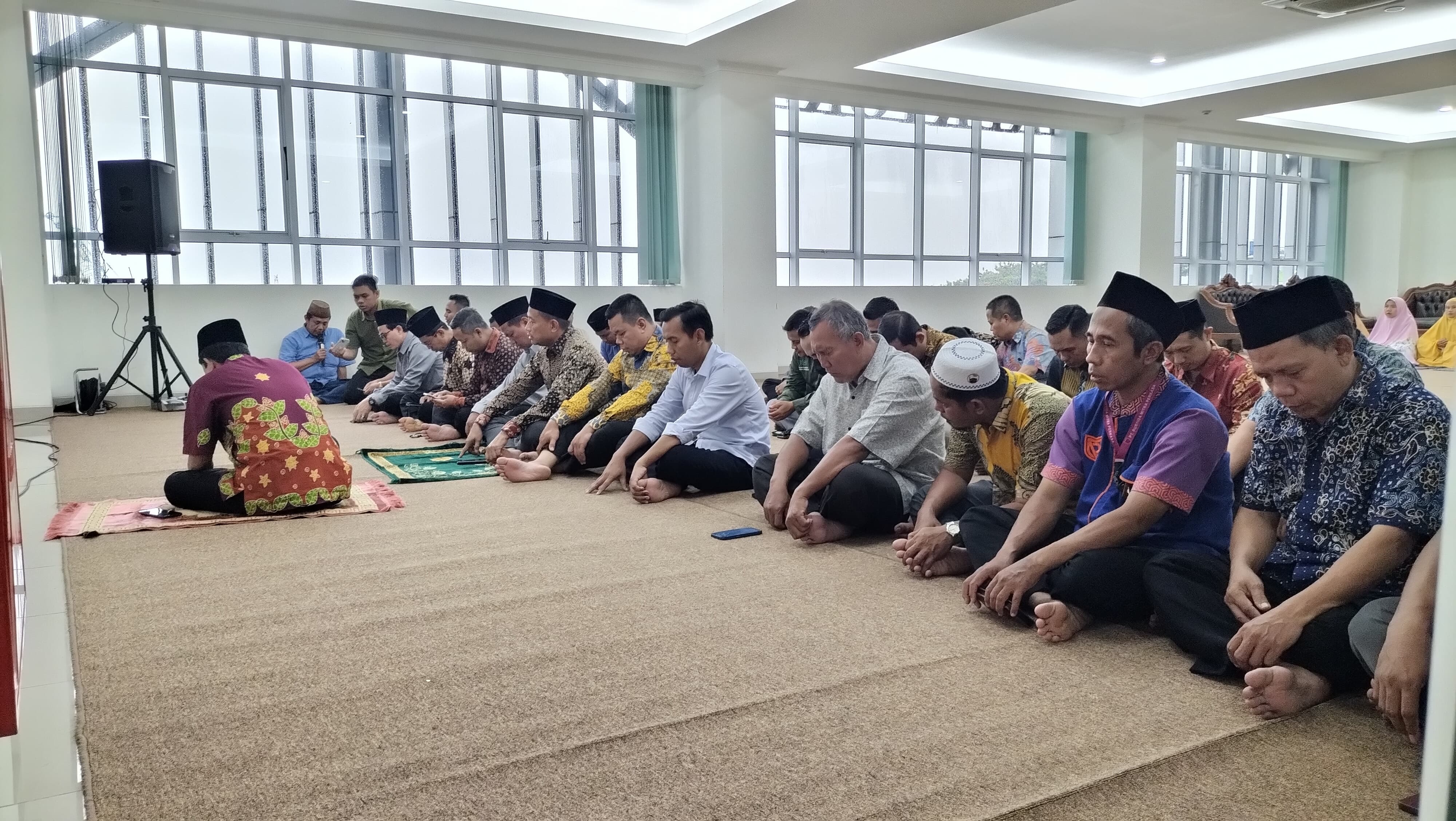 Civitas akademika doa bersama di Gedung Rektorat UIN Walisongo Semarang atas indisen hanyutnya mahasiswa KKN di Kendal, Rabu (5/11/2025).
