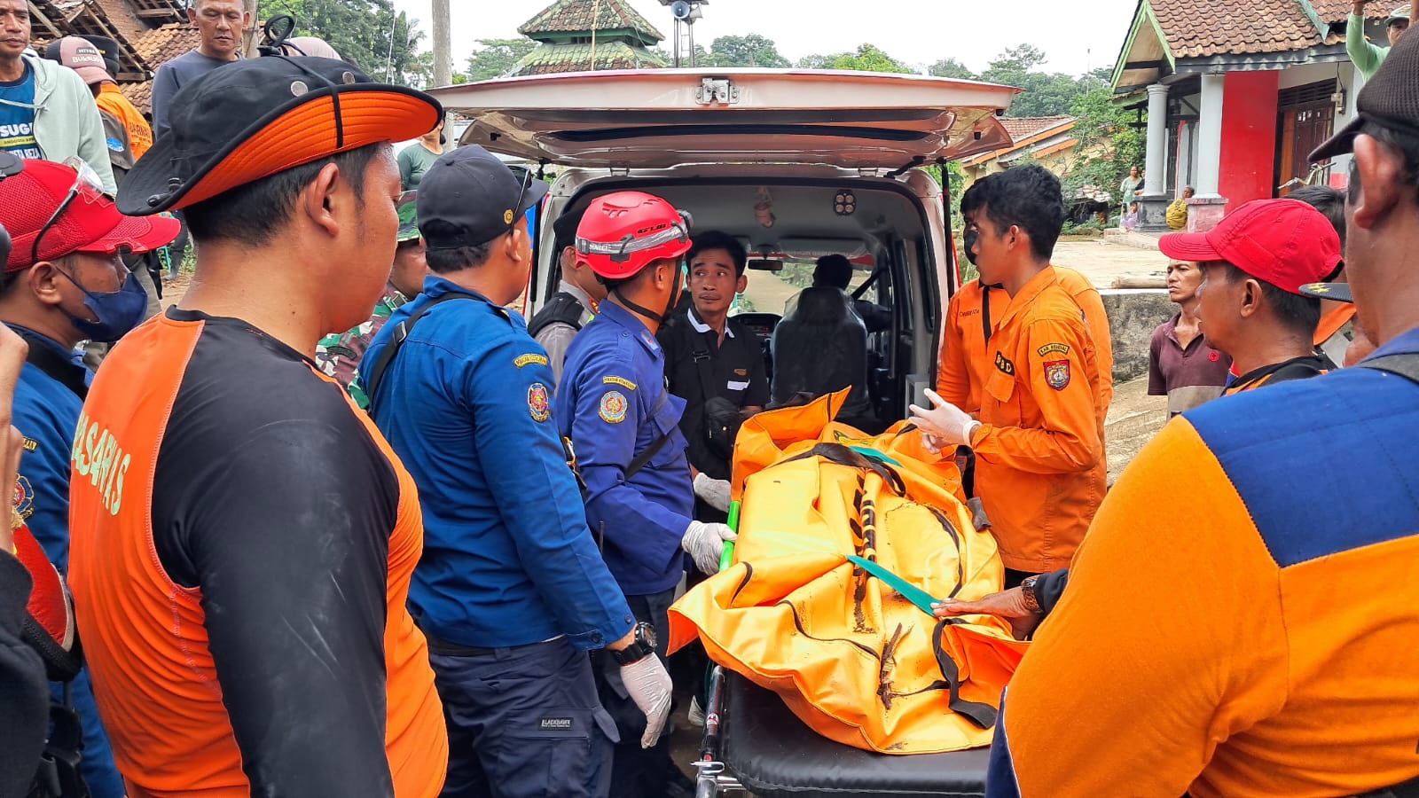 Upaya pencarian terhadap mahasiswa Kuliah Kerja Nyata (KKN) Universitas Islam Negeri (UIN) Walisongo Semarang yang hanyut di Sungai Jolinggo, Desa Getas, Kecamatan Singorojo, terus dilakukan.
