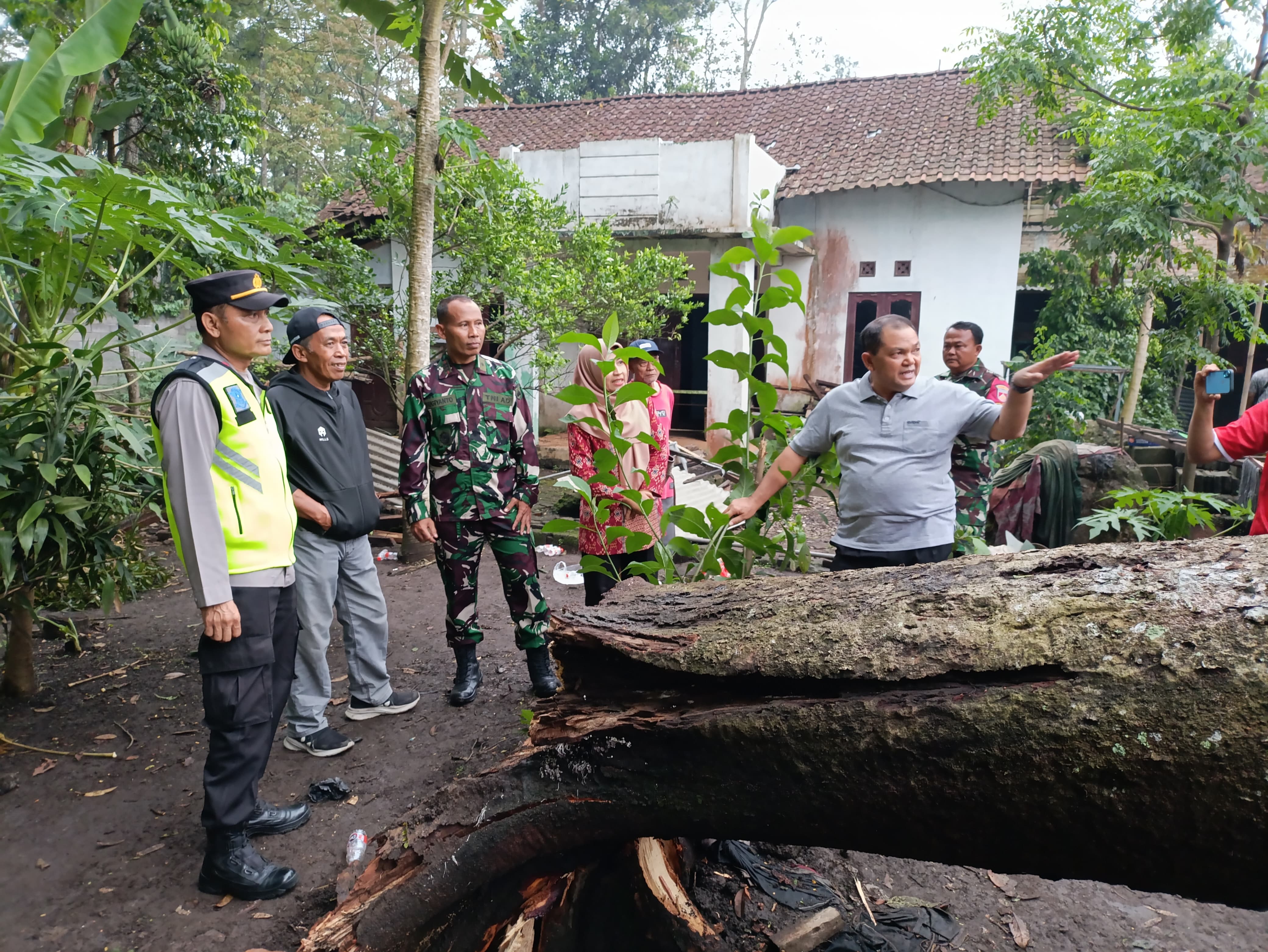 Bupati Semarang Ngesti Nugraha saat datangi rumah terdampak hujan angin.&nbsp;Maria Novena/Jawa Pos Radar Semarang  &nbsp;