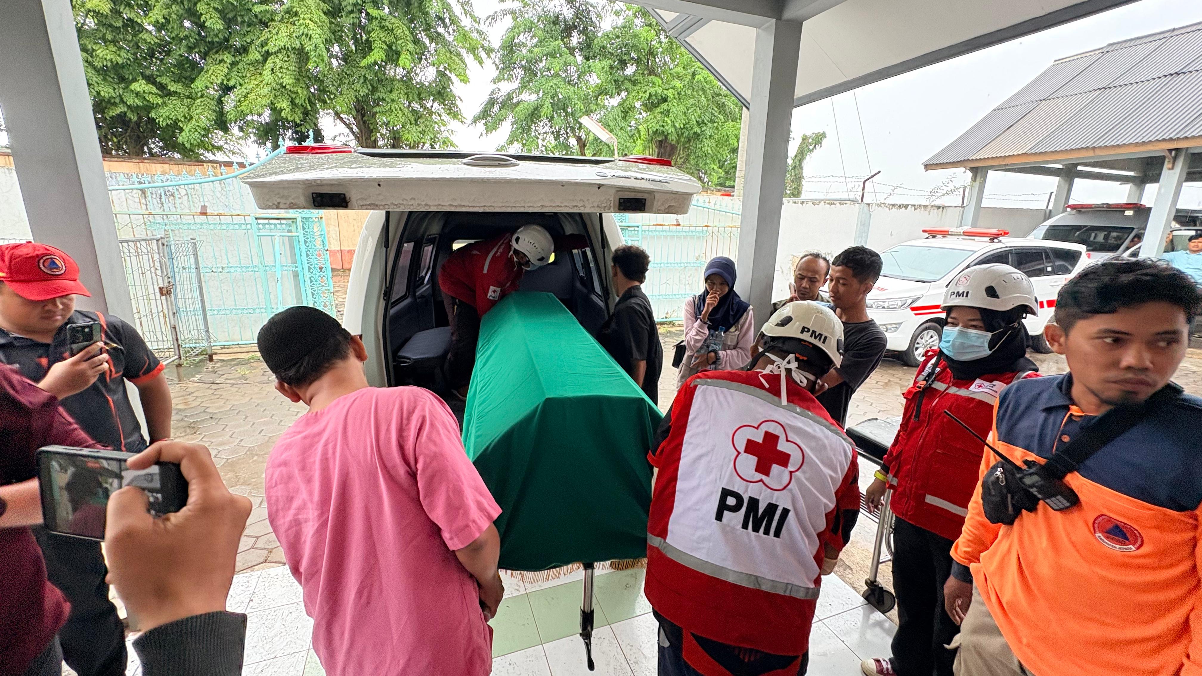 Jenazah mahasiswa UIN Walisongo Semarang dibawa kembali ke keluarganya. (Budi Setiyawan/Jawa Pos Radar Semarang)
