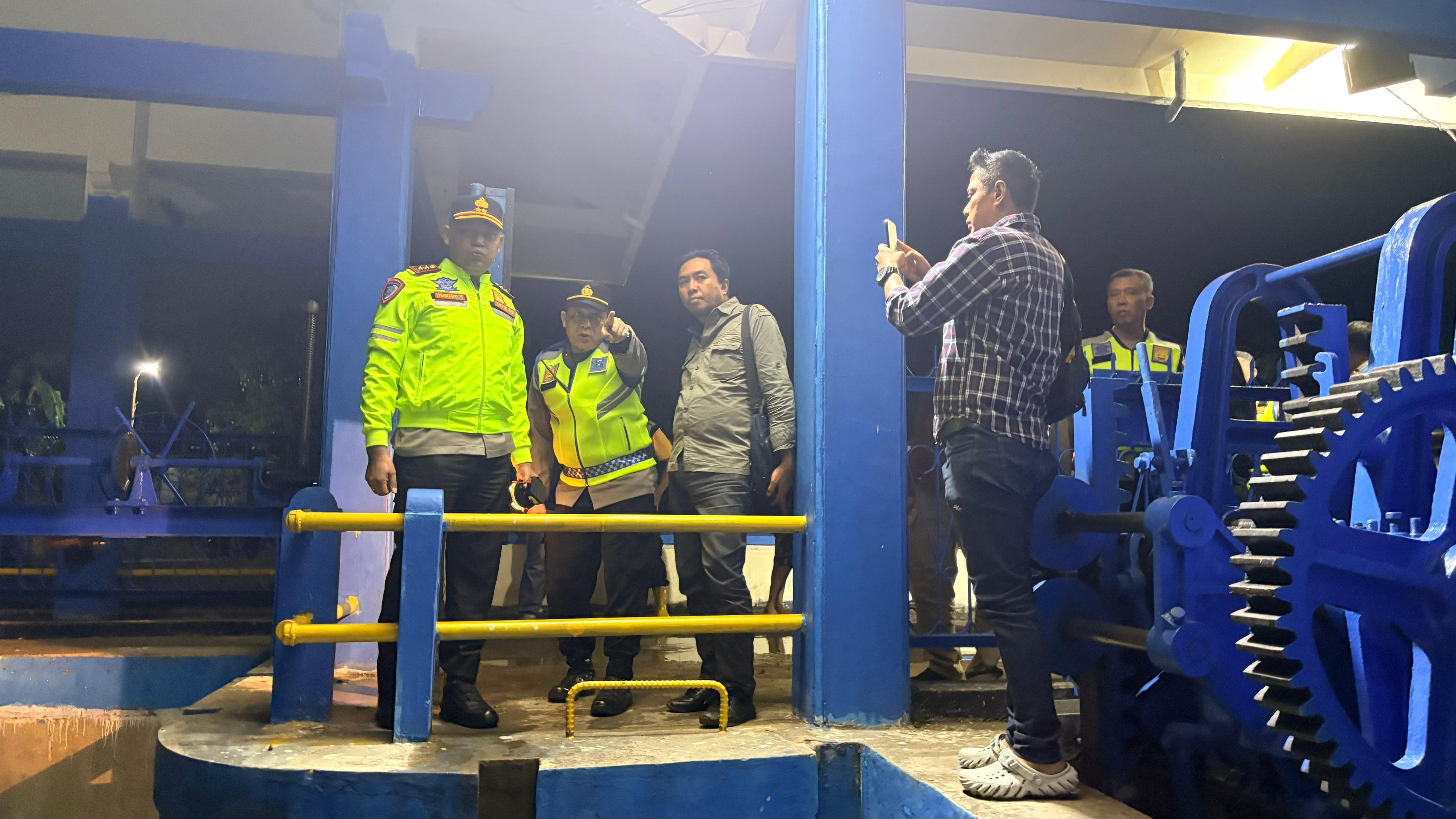 Polres Kendal menerjunkan sejumlah anggota bersama warga sekitar untuk berjaga di empat titik krusial, yakni sekitar lokasi Sungai Jolinggo.