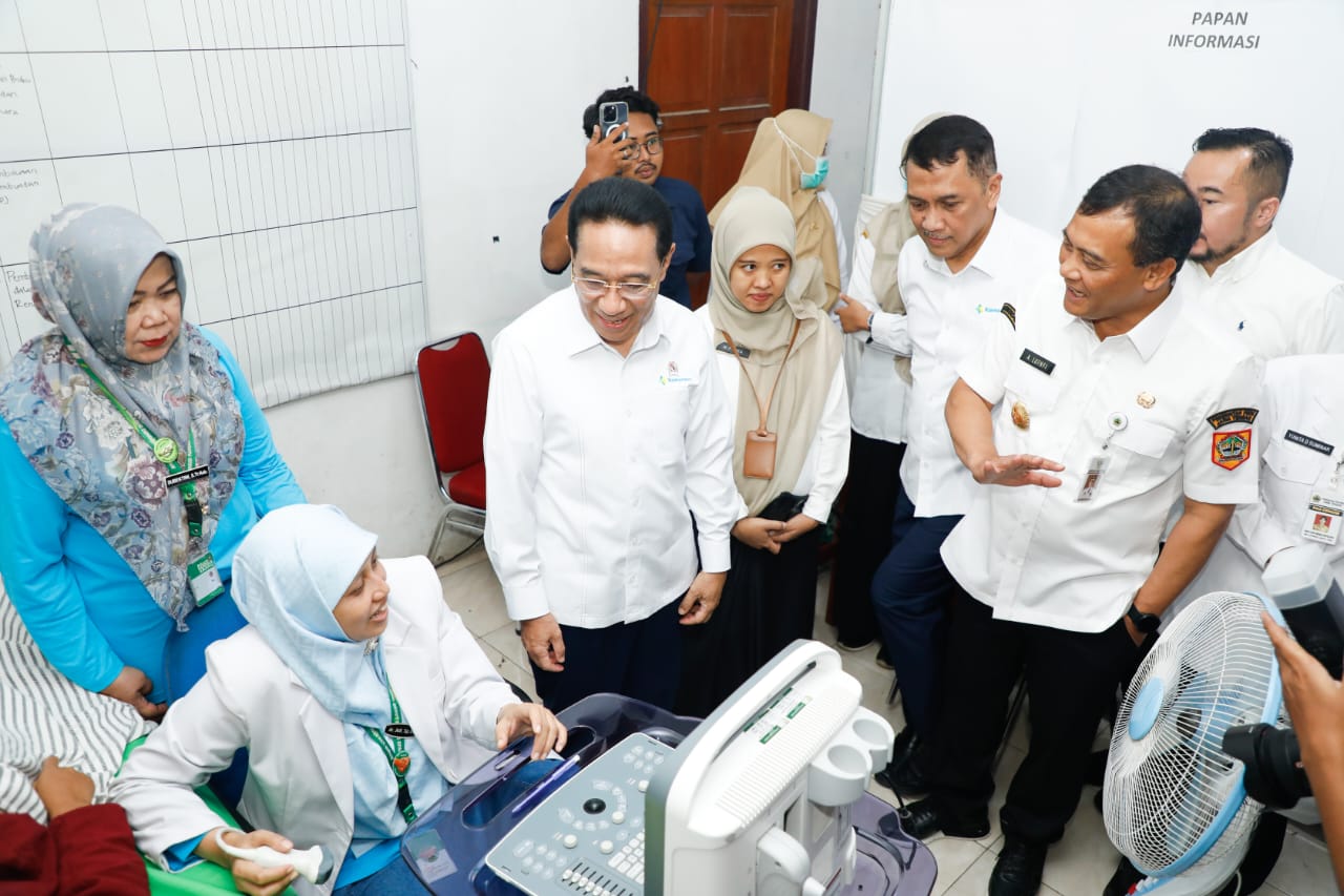 Wakil Menteri Kesehatan Benjamin Paulus Octavianus saat meninjau Program Speling dan Cek Kesehatan Gratis (CKG) bersama Gubernur Jawa Tengah Ahmad Luthfi di dua lokasi, yaitu Desa Seboto, Salatiga.