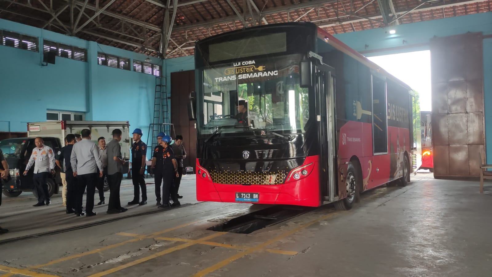 *Bus Listrik Trans Semarang Mulai Uji Coba, Warga Bisa Naik Gratis!* Dinas Perhubungan (Dishub) Kota Semarang resmi memulai uji coba operasional Bus Listrik Trans Semarang pada Rabu (5/11)