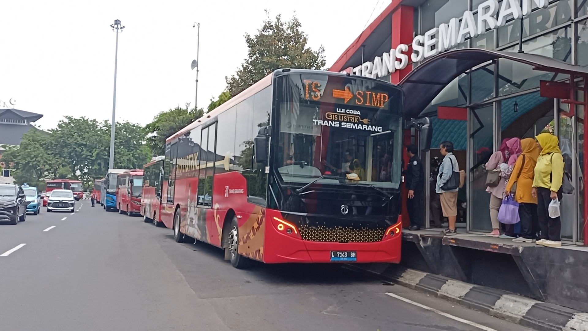 UJI COBA : Dishub dan Trans Semarang, melakukan uji coba bus listrik yang rencananya beroperasional tahun depan.