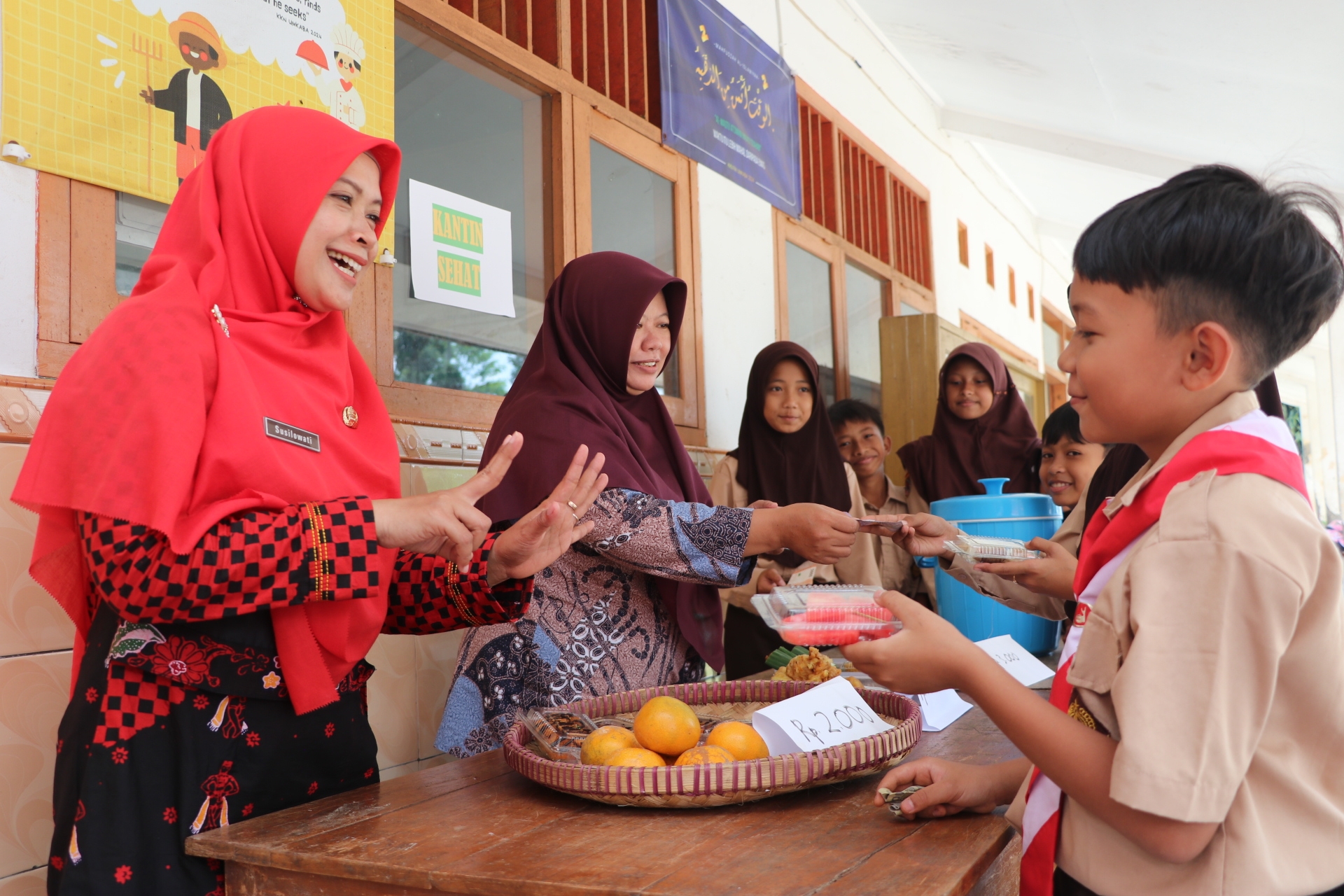 Plt Kepala SD Negeri Kalibogor Susilowati berjaga di Kantin Sehat sembari mengajarkan literasi dan numerasi pada anak-anak.