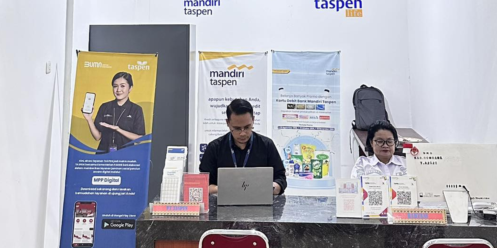 Pencairan uang pensiunan yang dilakukan oleh PT Taspen.