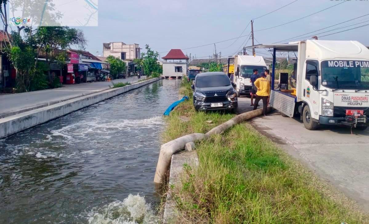 Dinas Pusdataru Provinsi Jawa Tengah diturunkan untuk mengatasi banjir di Dusun Lengkong, Kecamatan Sayung.