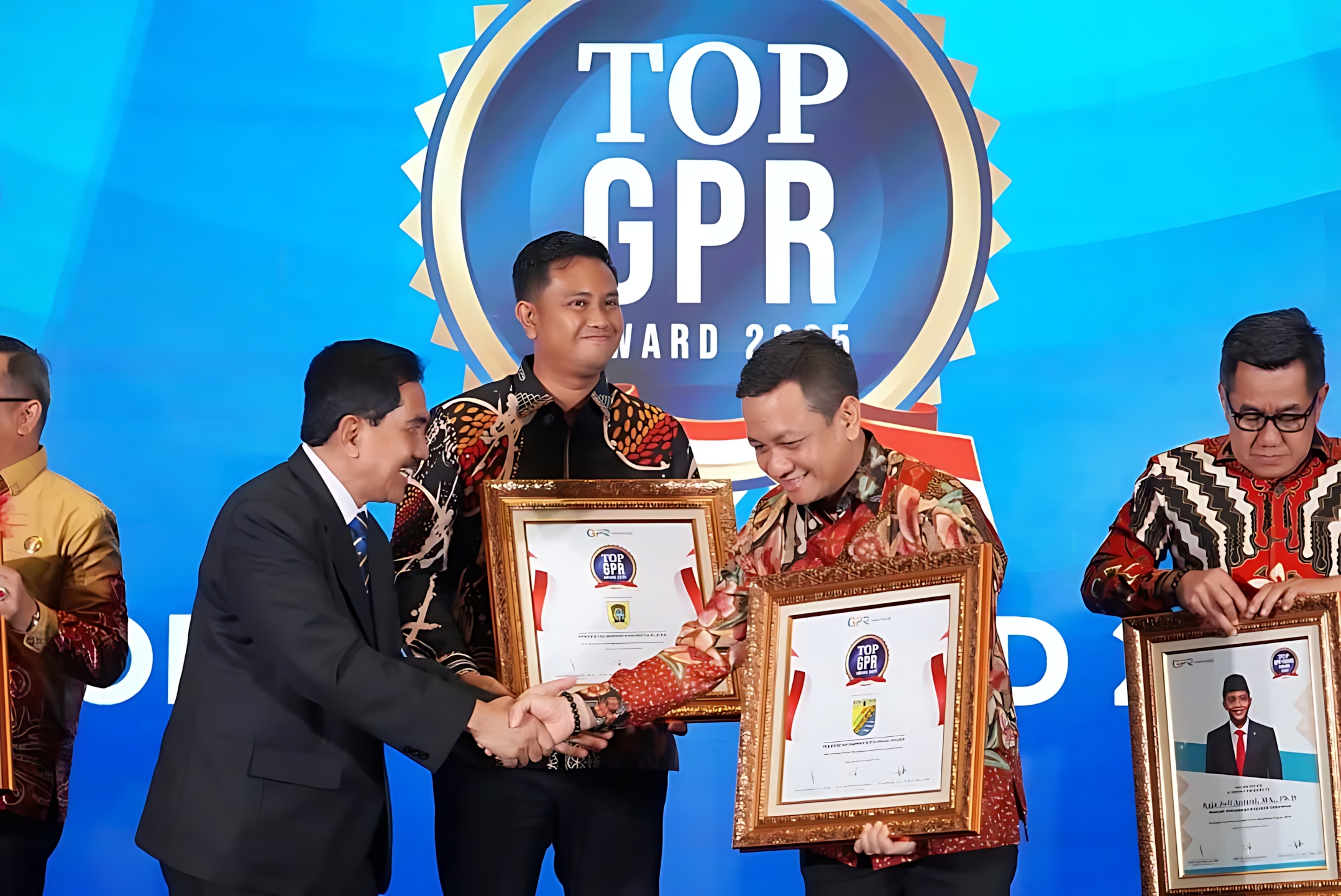 TERIMA PENGHARGAAN -  Walikota Pekalongan HA Afzan Arslan Djunaid, saat terima penghargaan GPR Award 2025 di Jakarta, Selasa (4/11/2025).