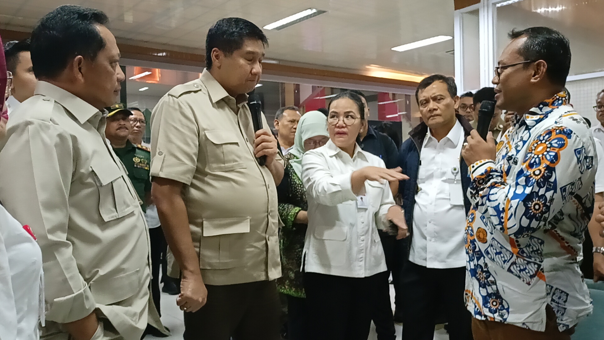 CEK LAYANAN MPP : Menteri PKP Maruarar Sirait, dan Mendagri Tito Karnavian, serta Gubernur Jateng Ahmad Luthfi, dan Wali Kota Semarang, Agustina Wilujeng saat meninjau layanan di MPP Mangkang.