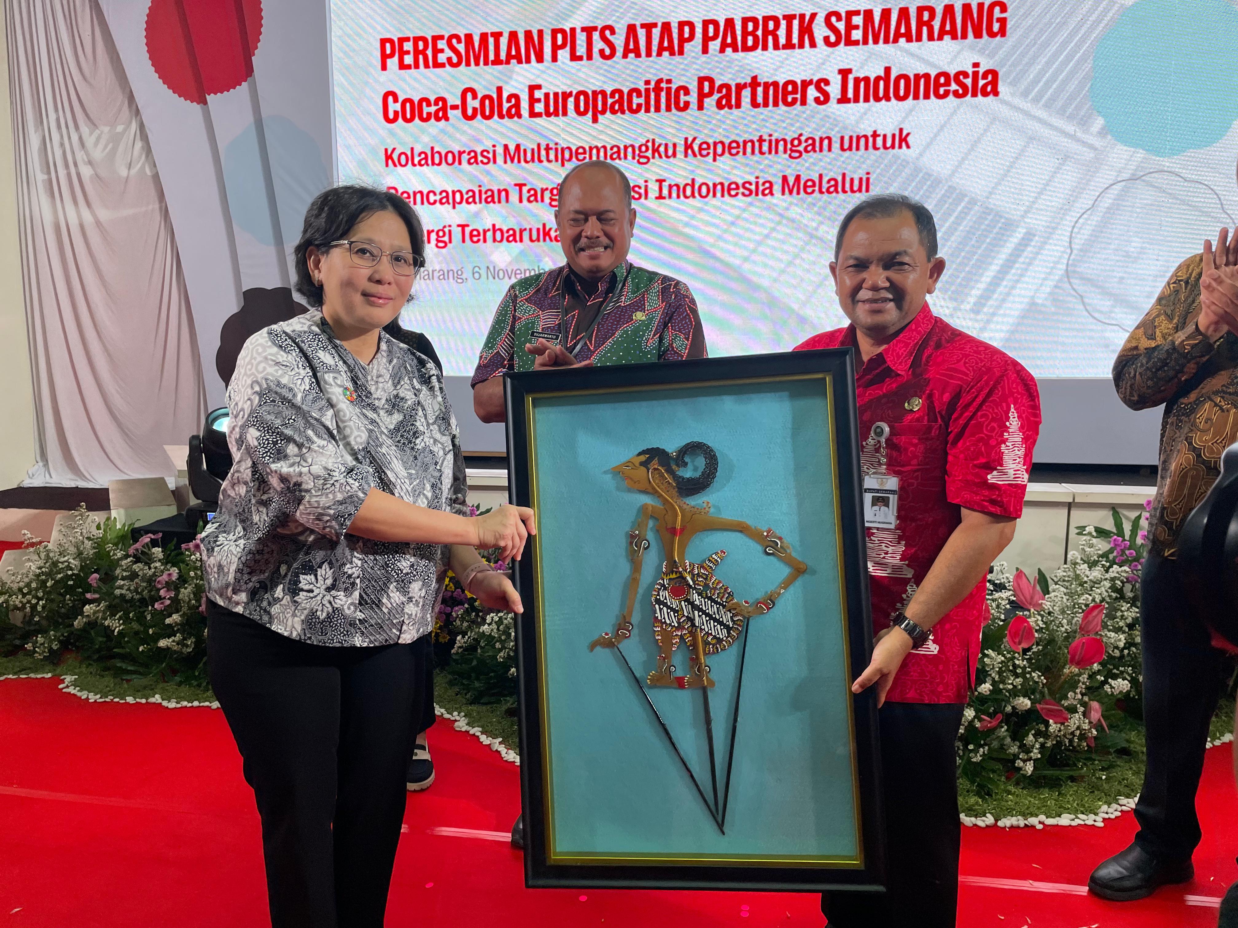 Bupati Semarang Ngesti Nugraha saat lakukan peresmian PLTS atap pabrik Semarang Coca-Cola Europacific Patners Indonesia di Kecamatan Bawen. Maria Novena/Jawa Pos Radar Semarang