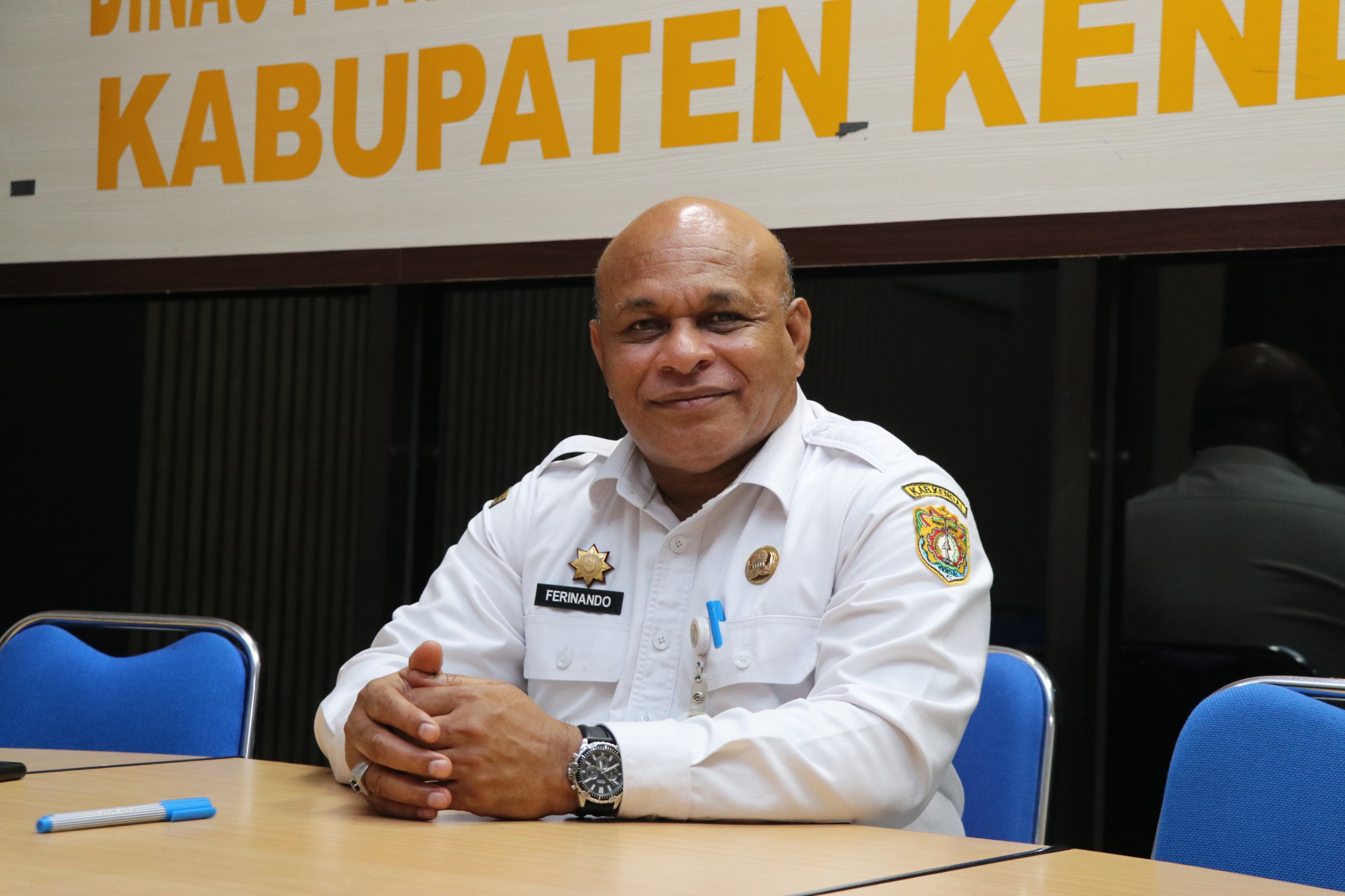 Kepala Disdikbud Kendal, Drs. Ferinando RAD Bonay, di meja kerjanya.