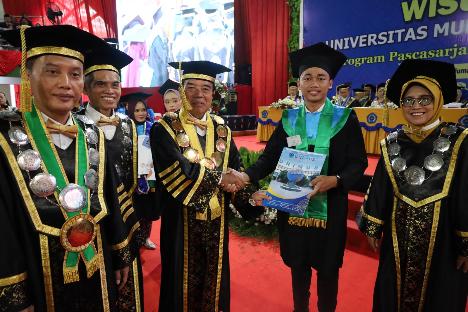 Rektor Unimus Prof Masrukhi (tengah) bersama dengan wisudawan dan jajaran pimpinan Unimus di sesi Wisuda ke-47.