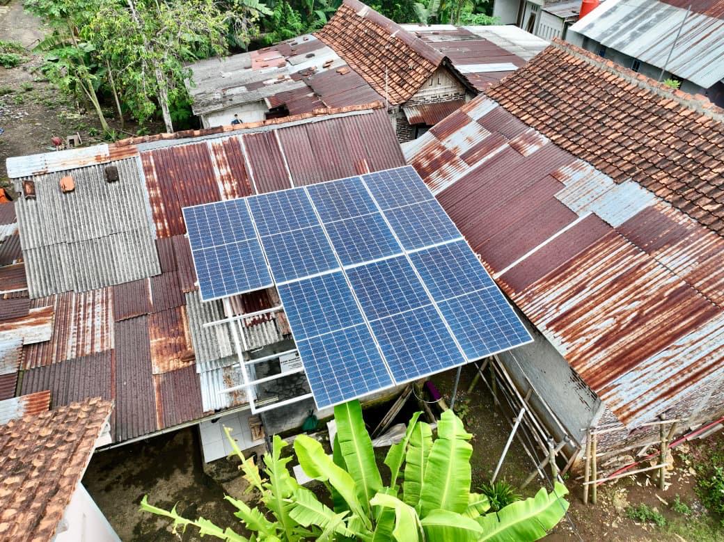 Bantuan pembangkit listrik tenaga surya, untuk kelompok UMK di Banyumas