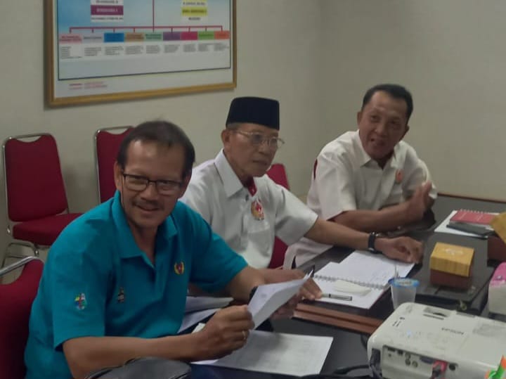 Sekretaris Umum KONI Demak, Yudo Astiko bersama pengurus lainnya saat rapat koordinasi.(Wahibpribadi)
