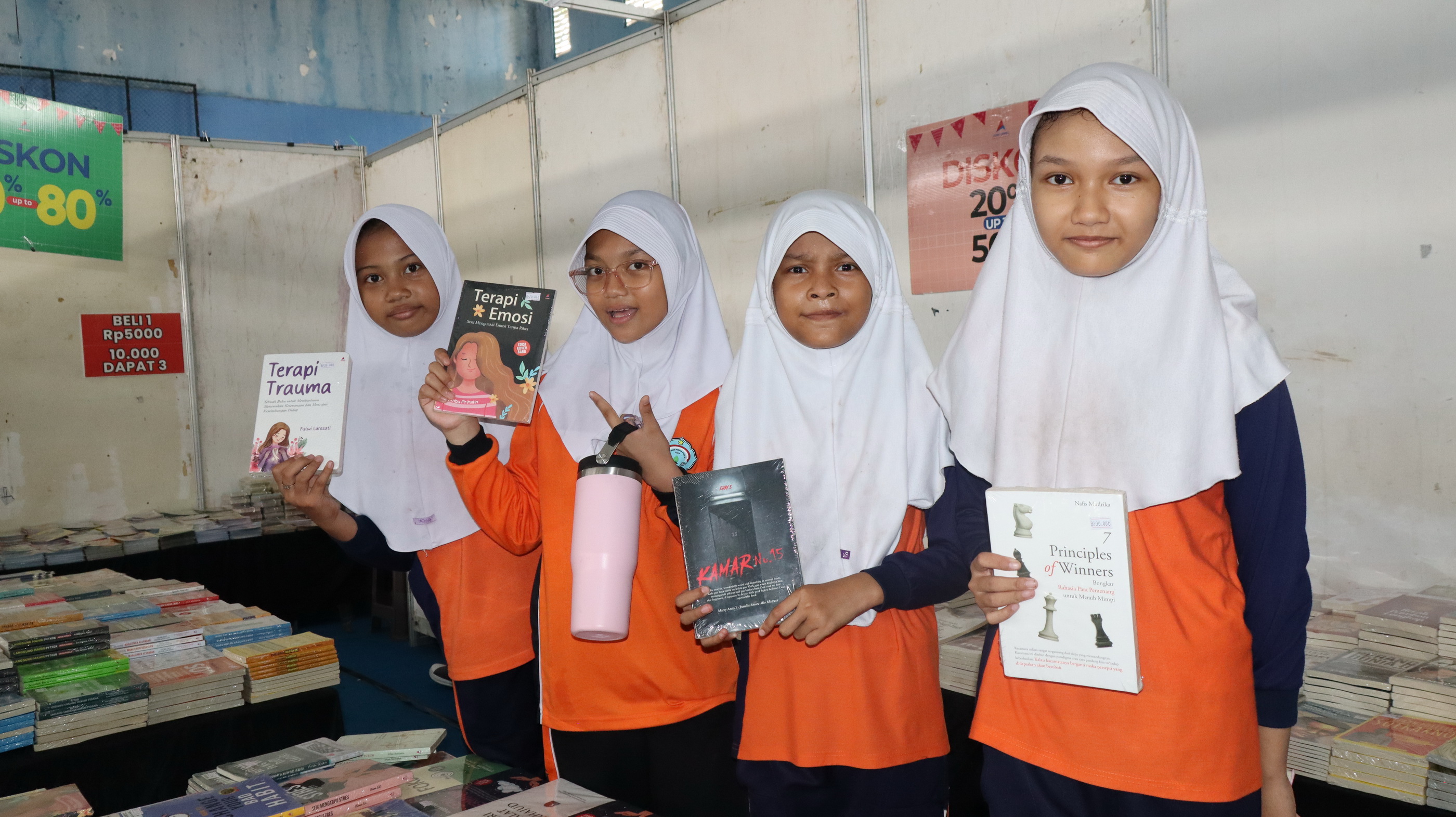 BELI BUKU - Sejumlah pelajar Kota Pekalongan bersemangat beli buku, di bazar buku Festival Literasi di GOR Jetayu, Kamis (6/11/2025).