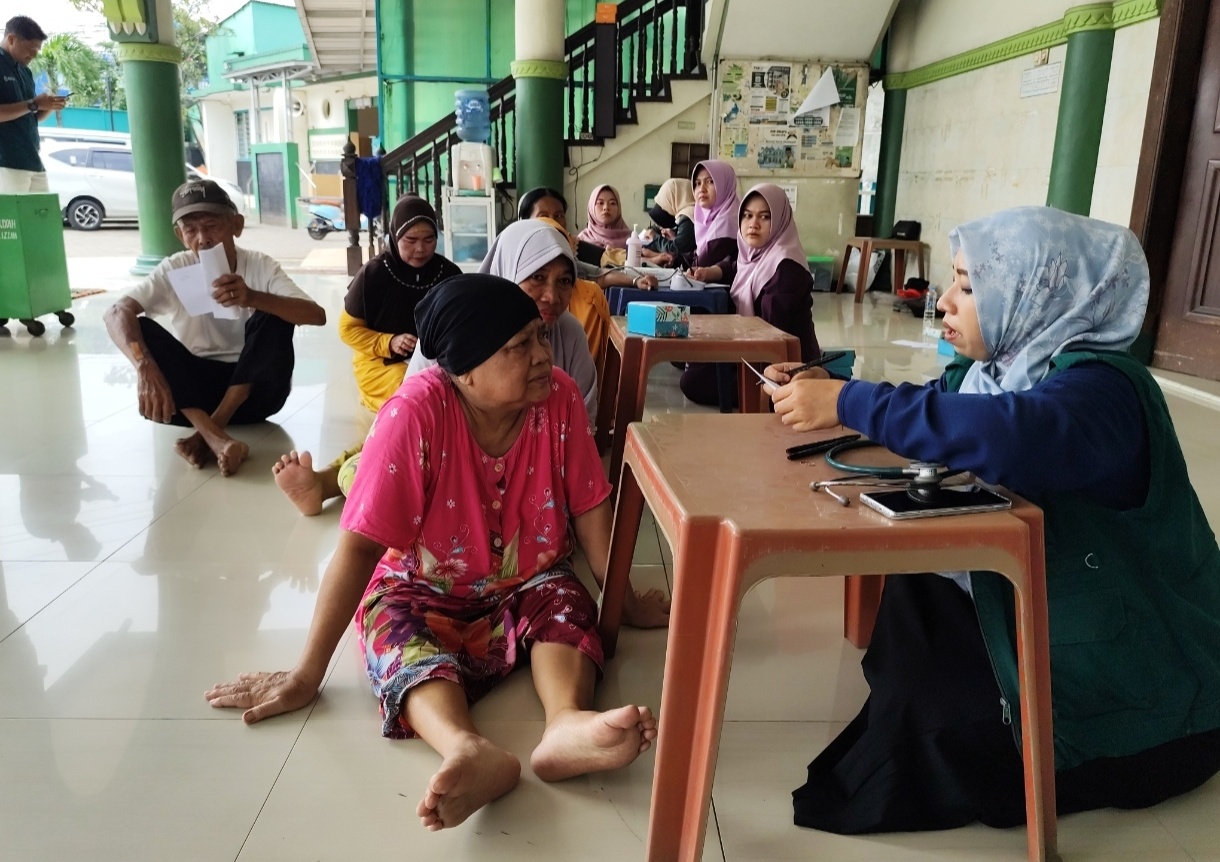 Sejumlah lansia warga Terboyo Wetan Kecamatan Genuk Semarang melakukan pengobatan gratis